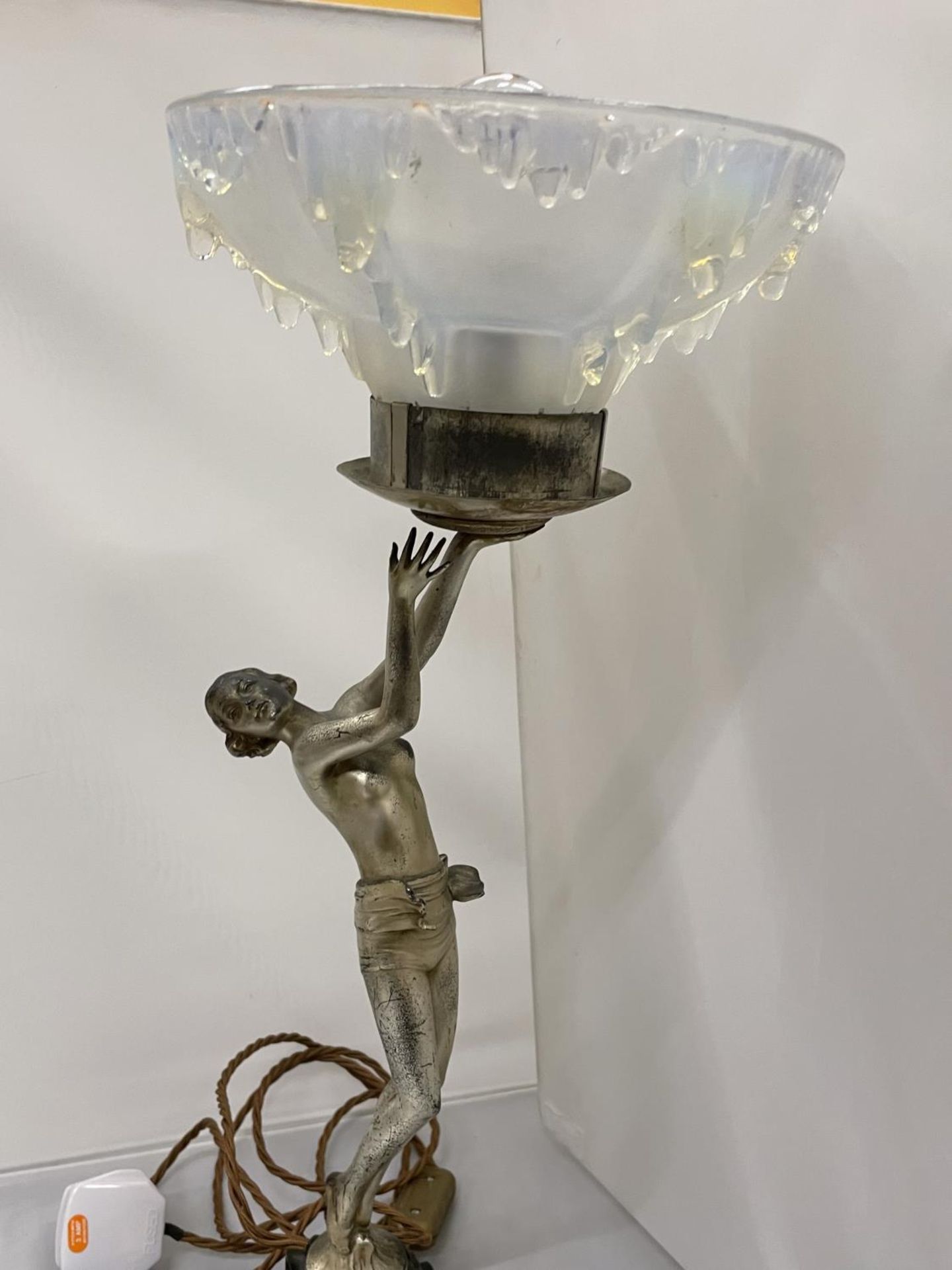 AN ART DECO STYLE LAMP OF A LADY ON A MARBLE BASE WITH A DECORATIVE GLASS SHADE - Image 4 of 4