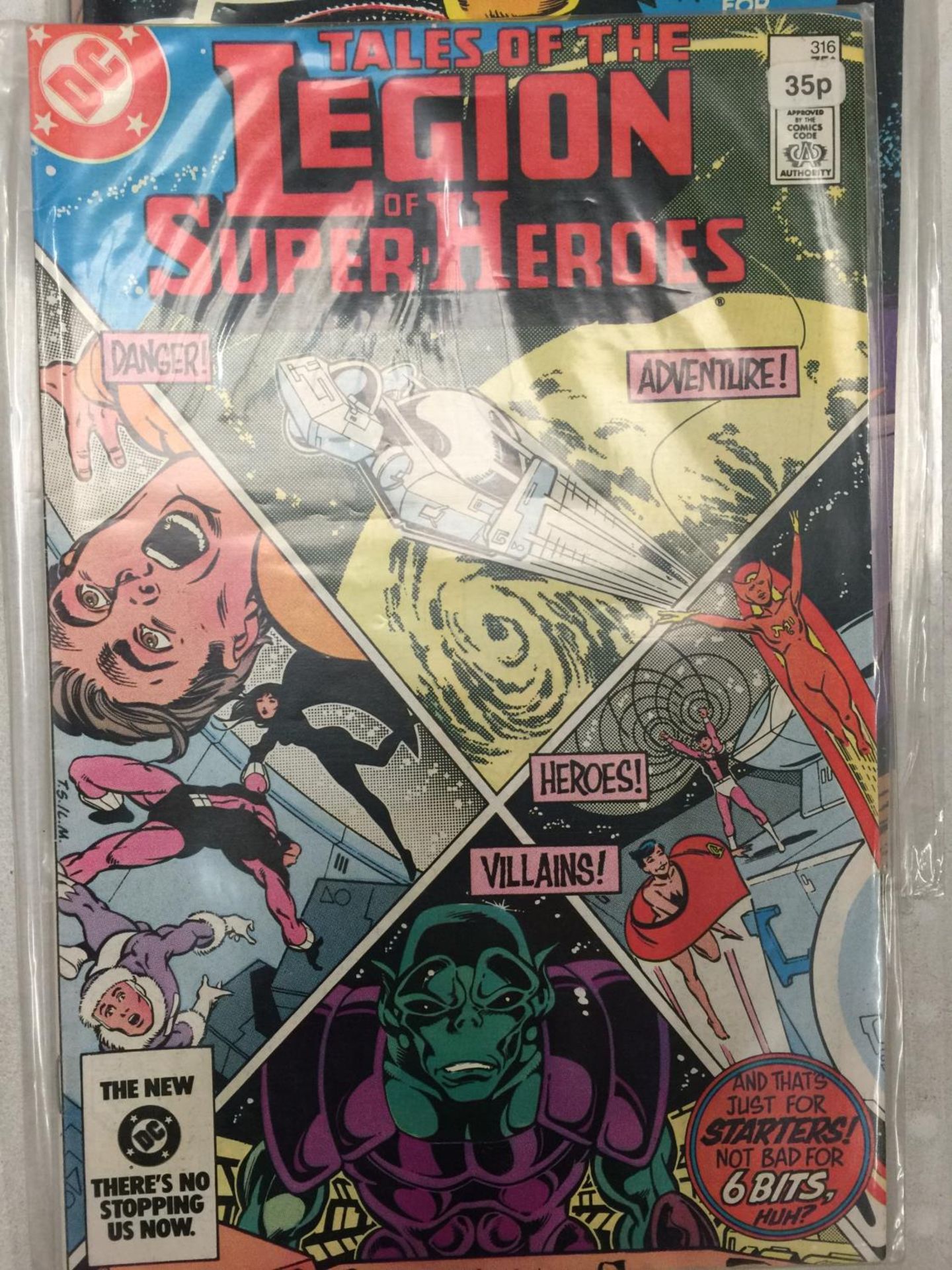 A COLLECTION OF 30 DC COMICS, TO INCLUDE STAR TREK, THE GREEN LANTERN, SUICIDE SQUAD, SHAZAM ETC. - Image 4 of 6