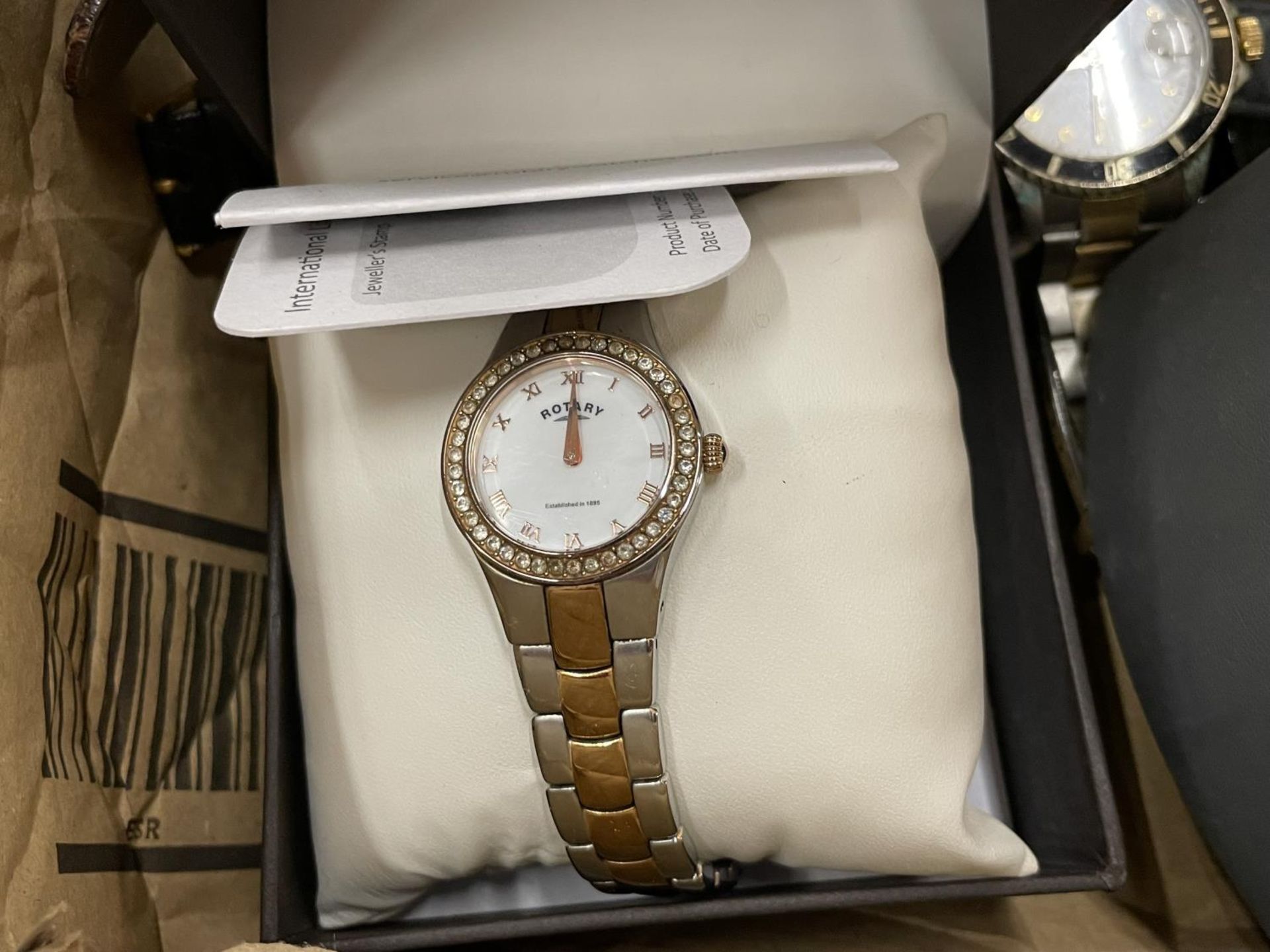 A BOX OF WRIST AND POCKET WATCHES TO INCLUDE ROTARY, HENLEY, ACCURIST, ETC PLUS FASHION WATCHES - Image 2 of 4