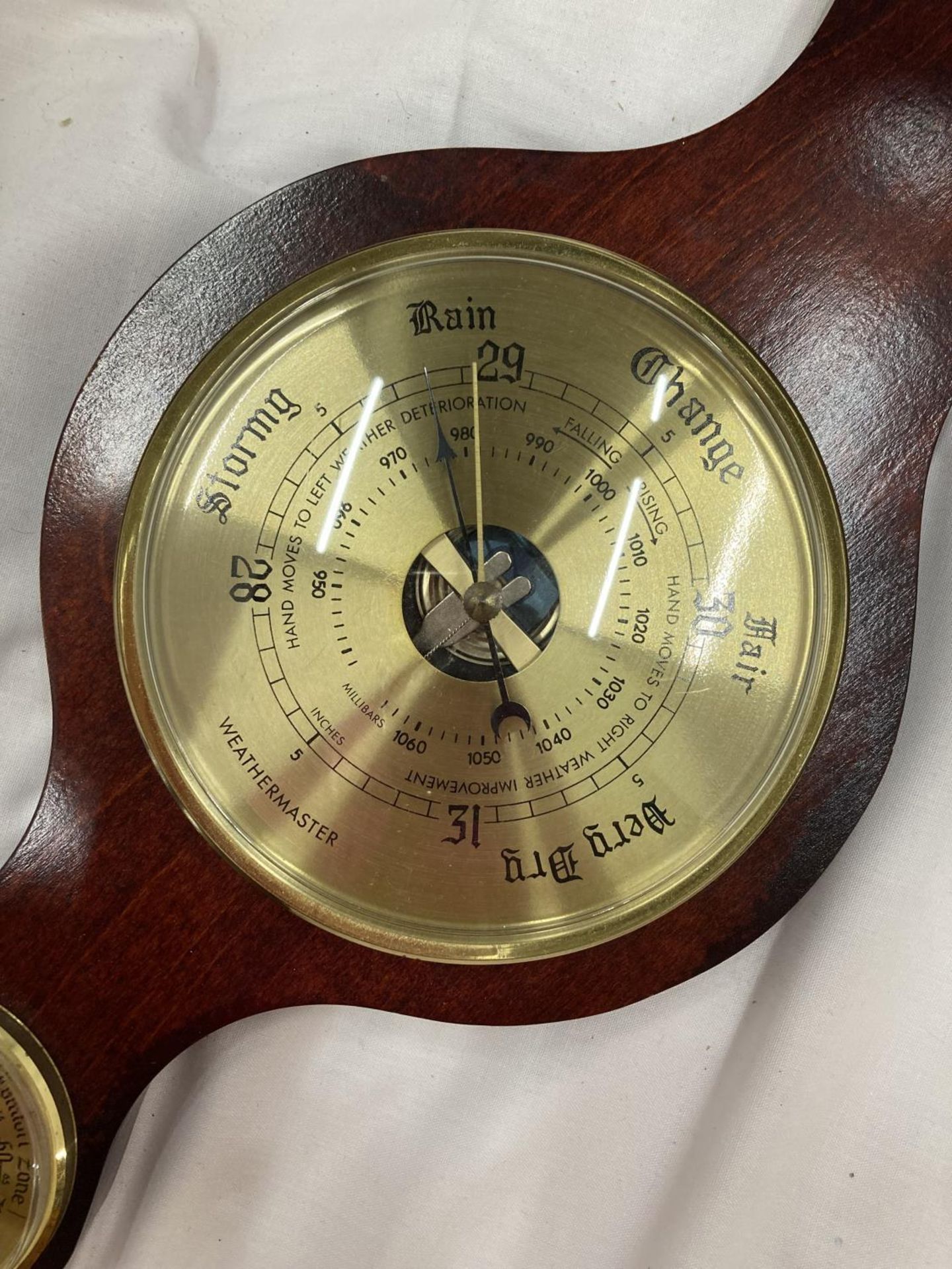 A WOOD AND BRASS BAROMETER HEIGHT 61CM - Image 2 of 4