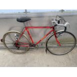 A GENTS RALEIGH RACING BIKE WITH 10 SPEED GEAR SYSTEM