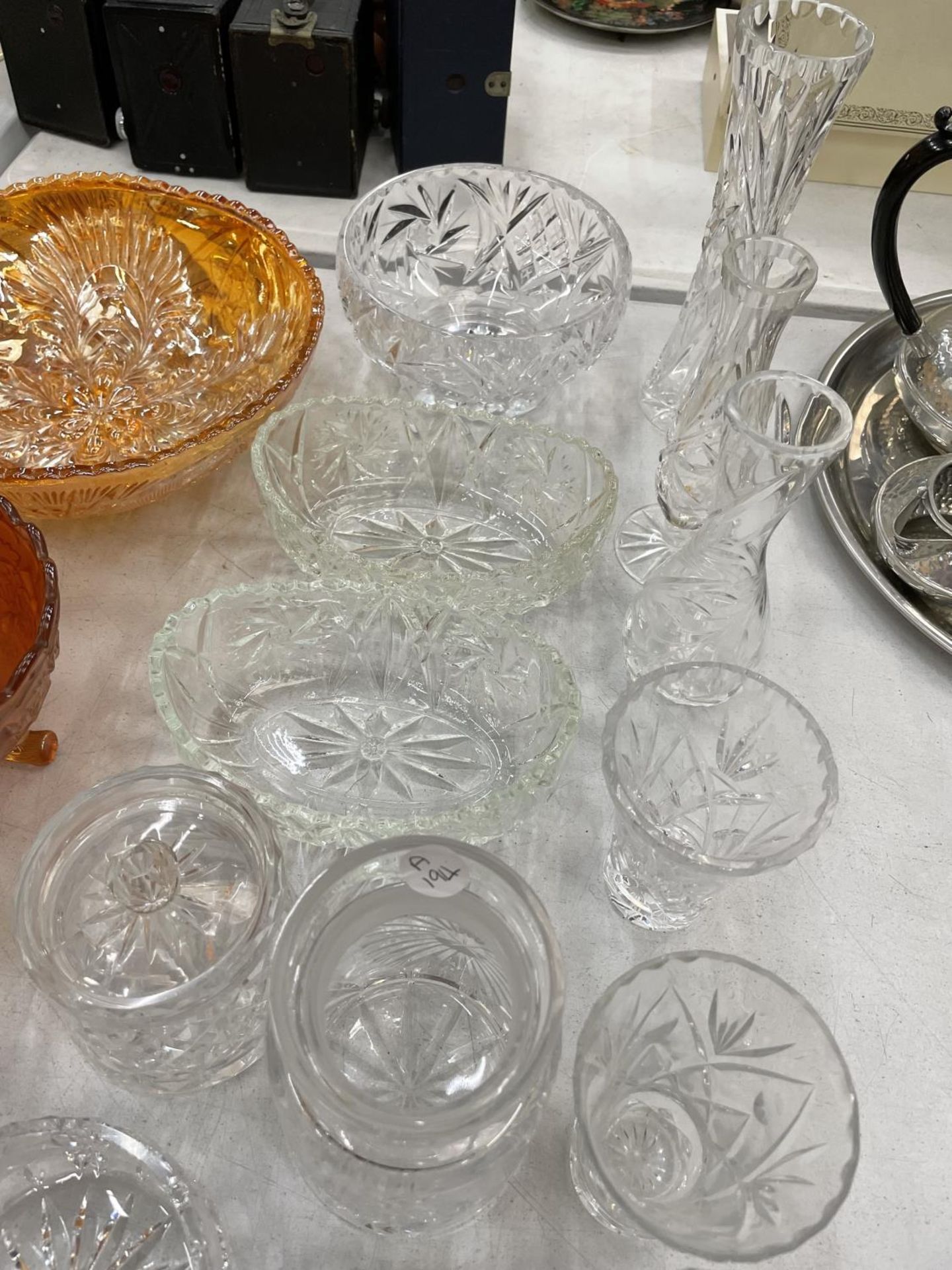 A QUANTITY OF GLASSWARE TO INCLUDE TRINKET DISHES, VASES, ETC, PLUS FOUR PIECES OF AMBER CARNIVAL - Image 4 of 5