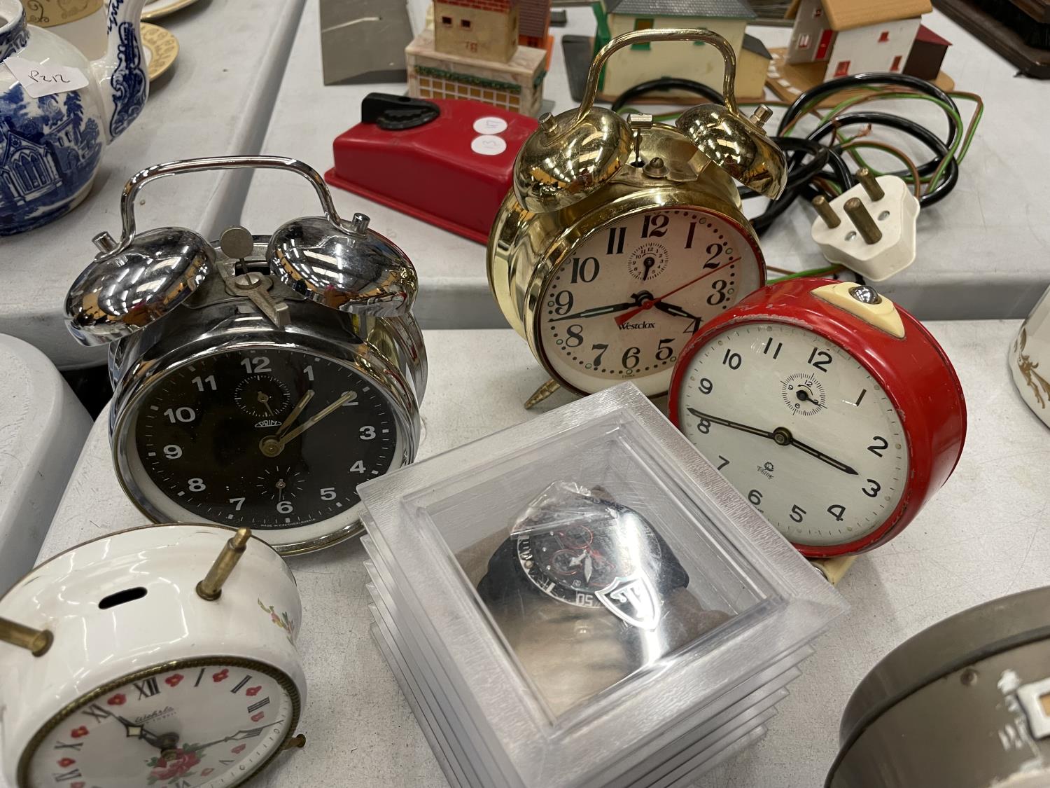 A QUANTITY OF ALARM CLOCKS PLUS A DETOMASO WATCH - Bild 3 aus 4