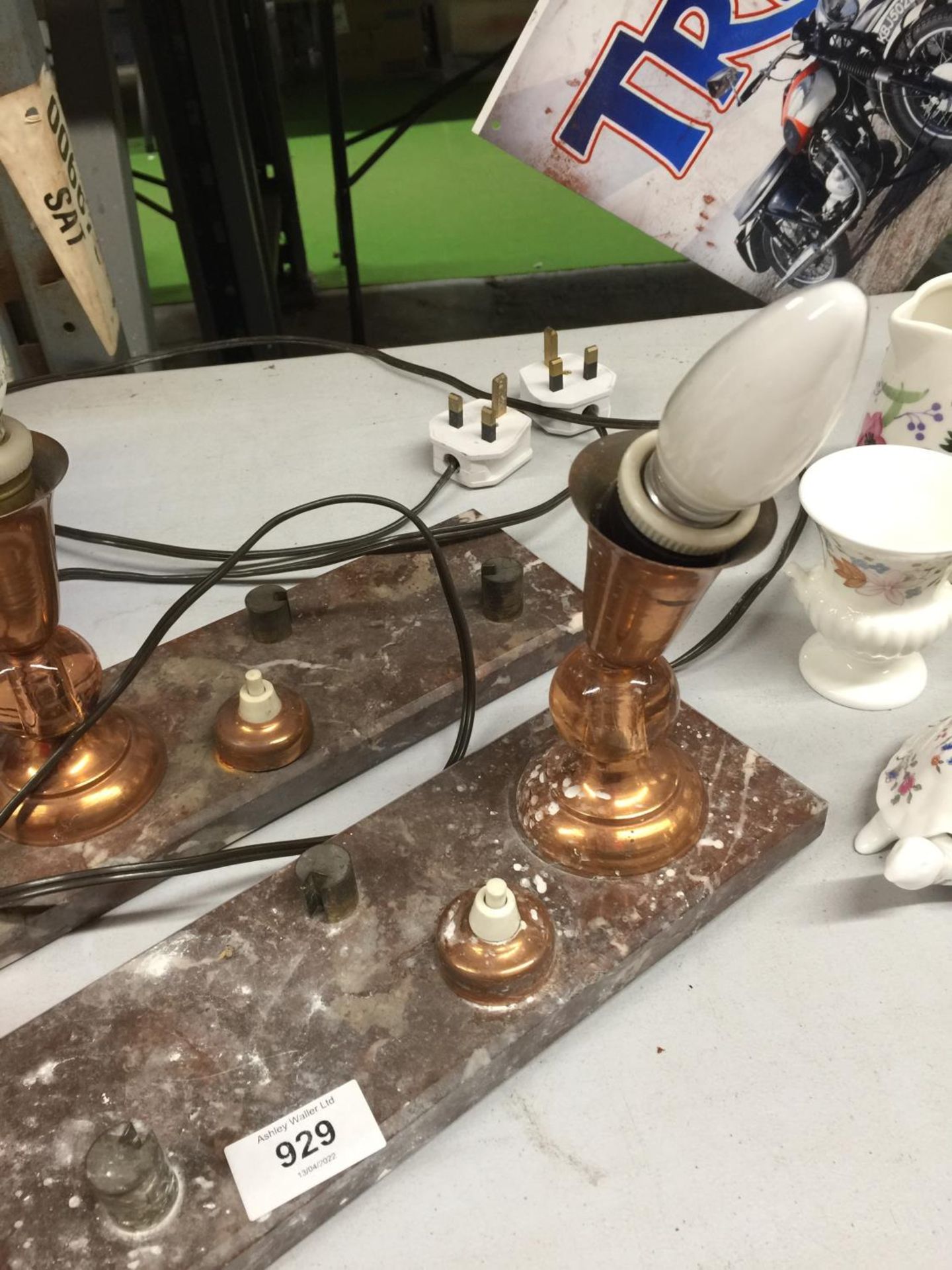 A PAIR OF DECO LOOKING LAMPS ON MARBLE BASES - Image 3 of 3