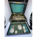 A BOX CONTAINING A LARGE QUANTITY OF COINS TO INCLUDE A GEORGE IV SILVER CROWN DATED 1820 AND
