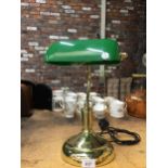 A MODERN BANKERS LAMP WITH A BRASS BASE, HEIGHT APPROX 34CM