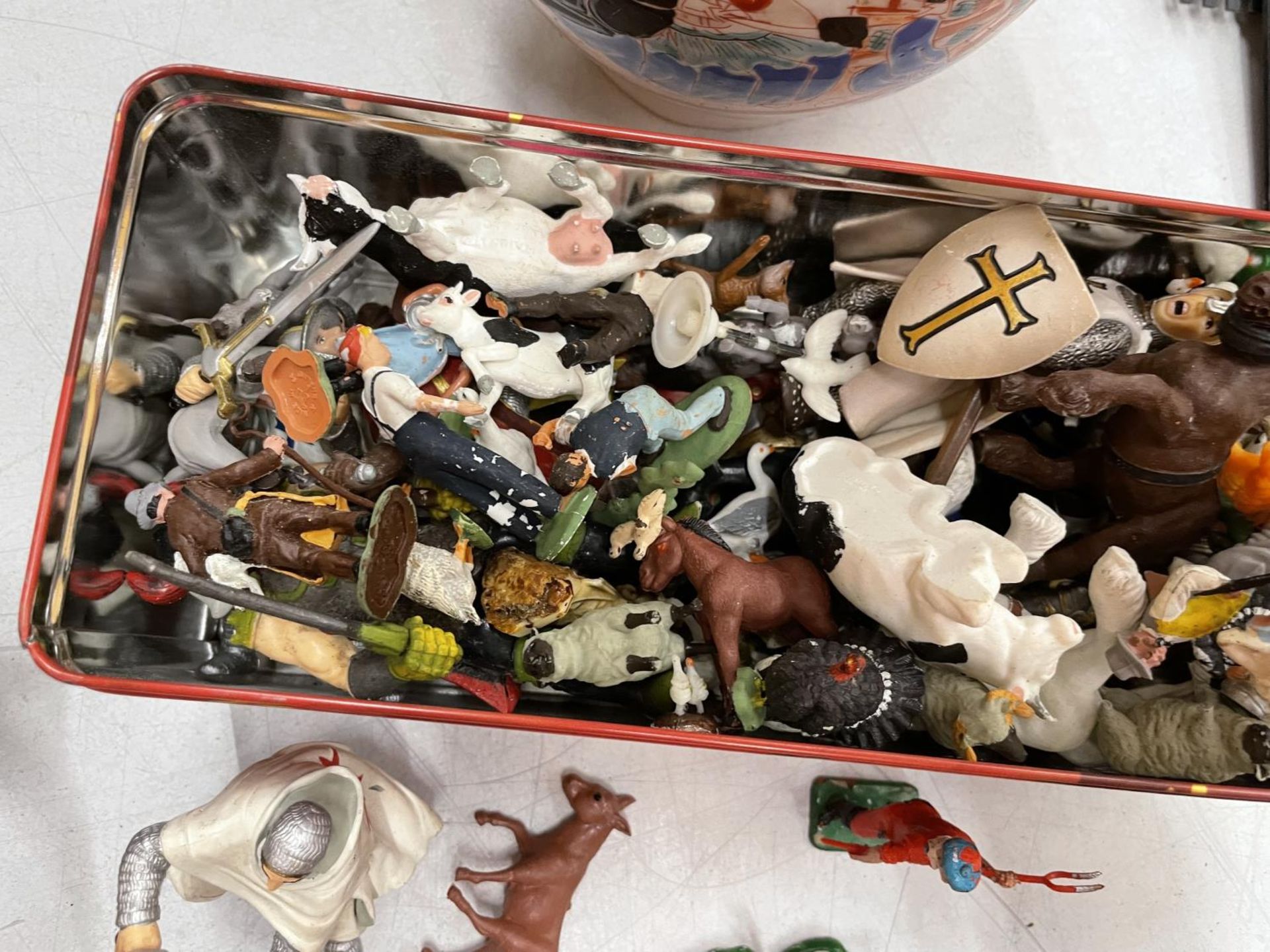 A TIN CONTAINING TOY ANIMALS AND SOLDIERS - Image 3 of 3