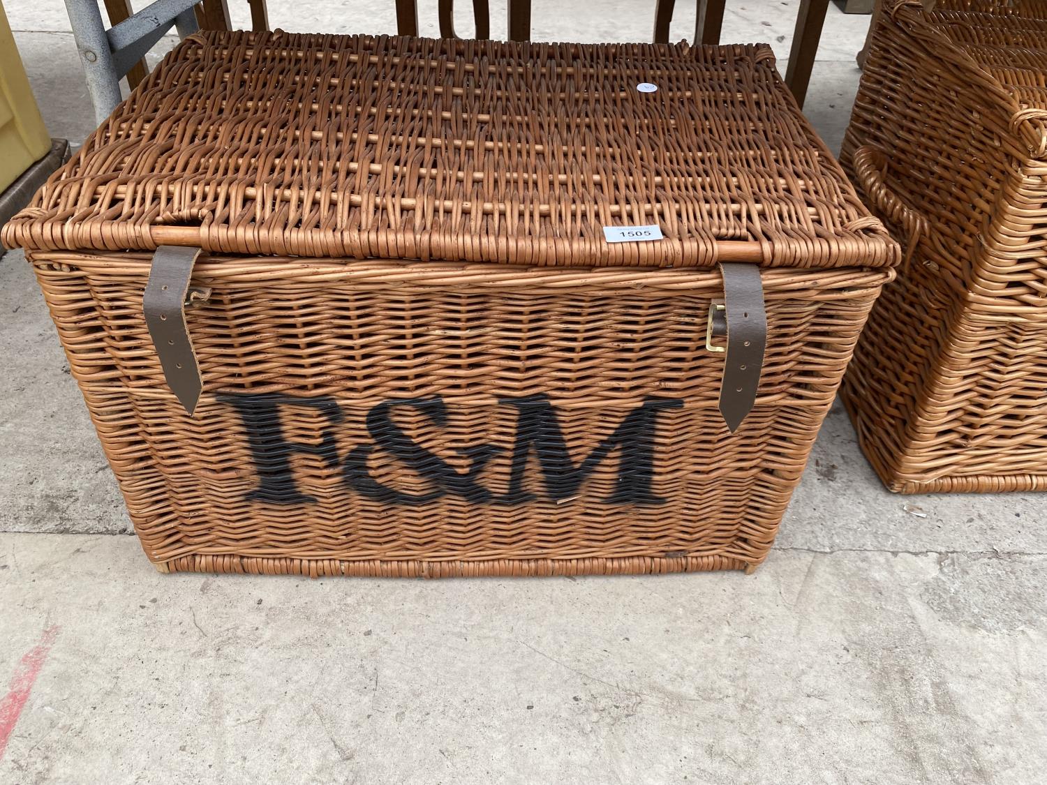 A VINTAGE FORTNUM AND MASON WICKER PICNIC HAMPER BASKET - Image 3 of 4