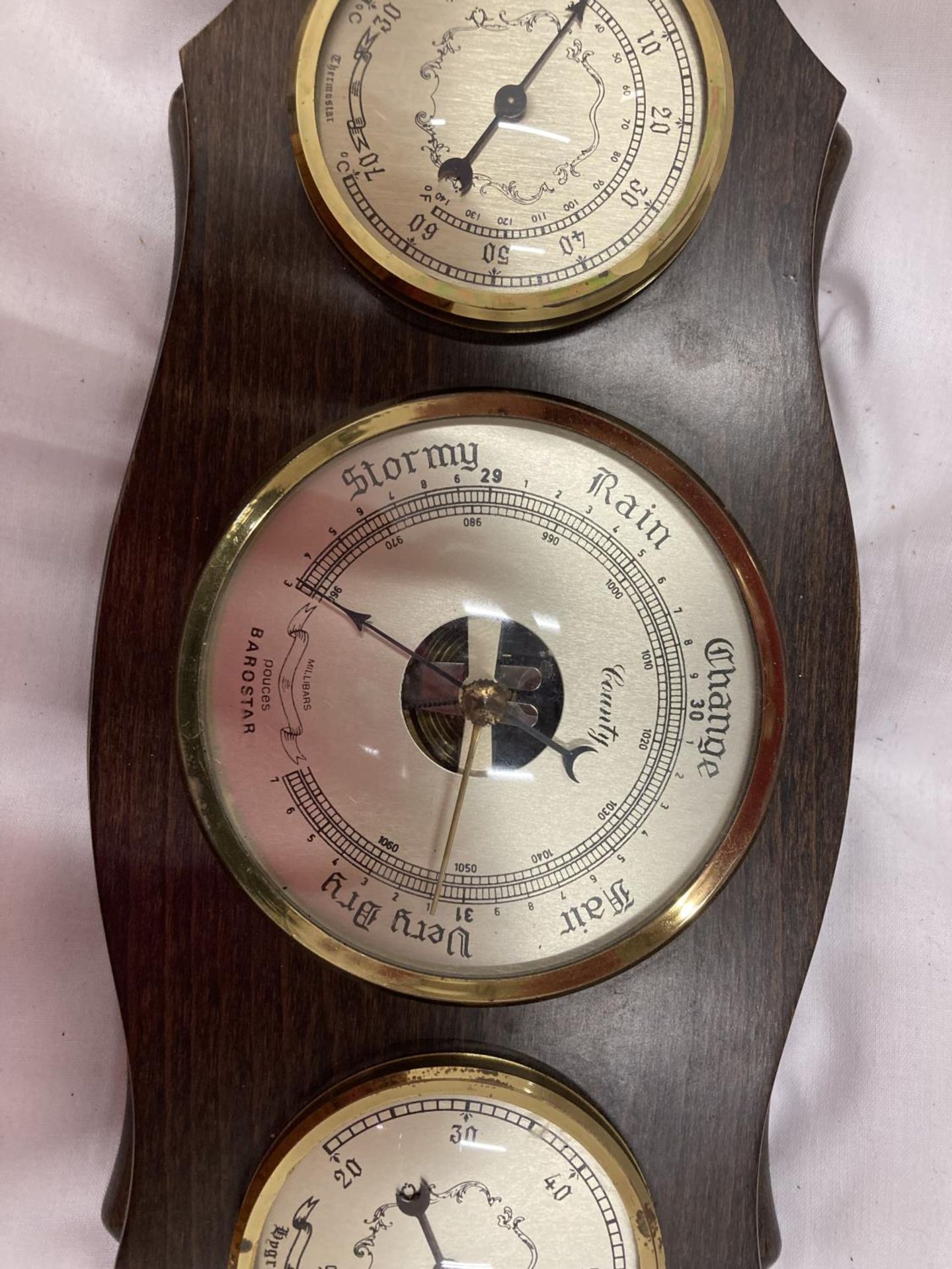 A FRAMED WOODEN WALL HANGING BAROMETER - Image 2 of 5