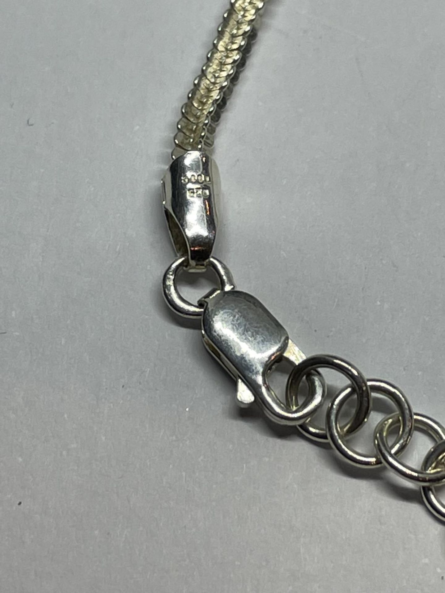 A LARGE HALLMARKED LONDON SILVER INGOT ON A MARKED 925 SILVER CHAIN - Image 3 of 3