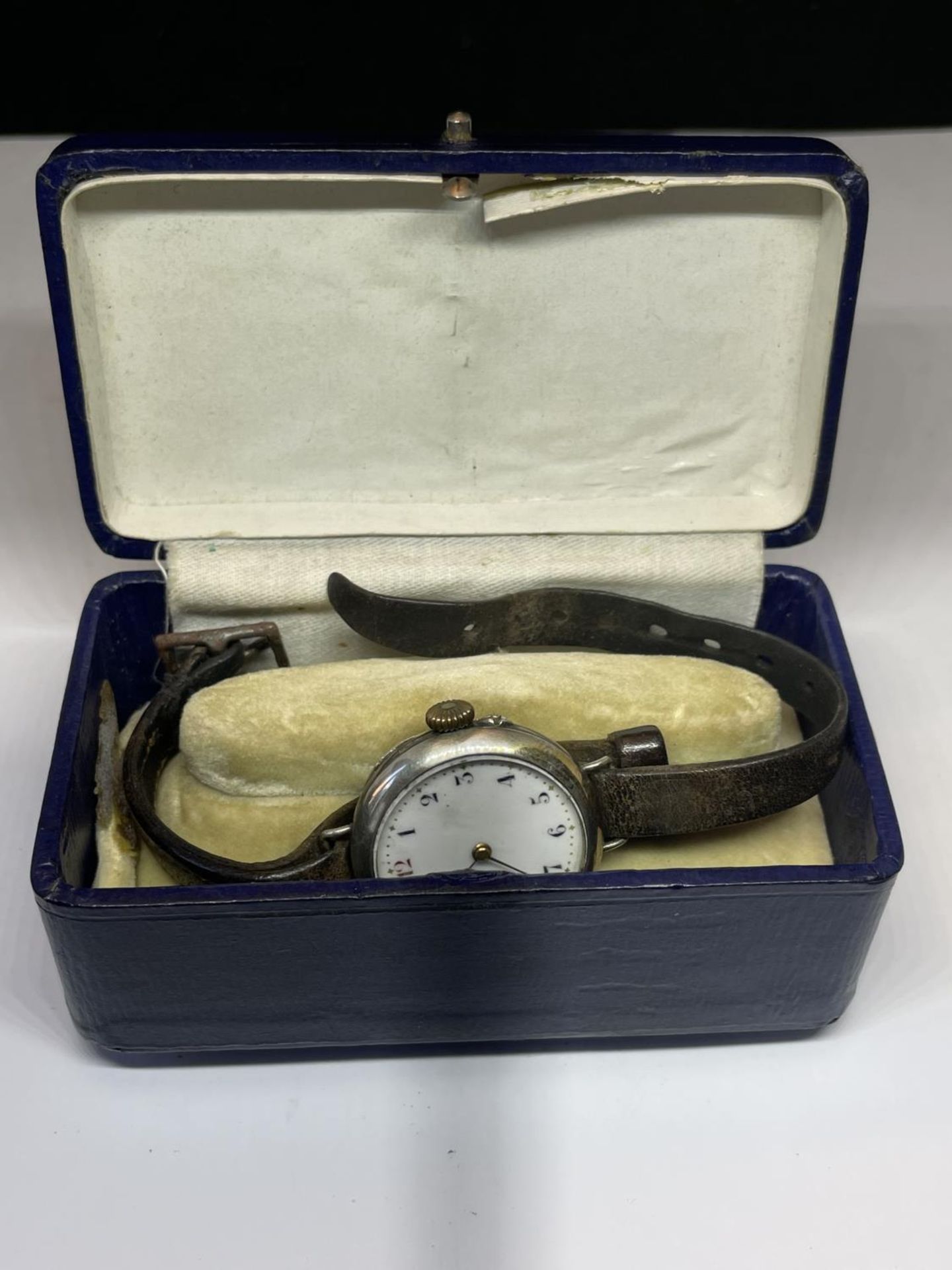 A MARKED 925 VINTAGE WRIST WATCH WITH A LEATHER STRAP IN A PRESENTATION BOX - Image 5 of 5