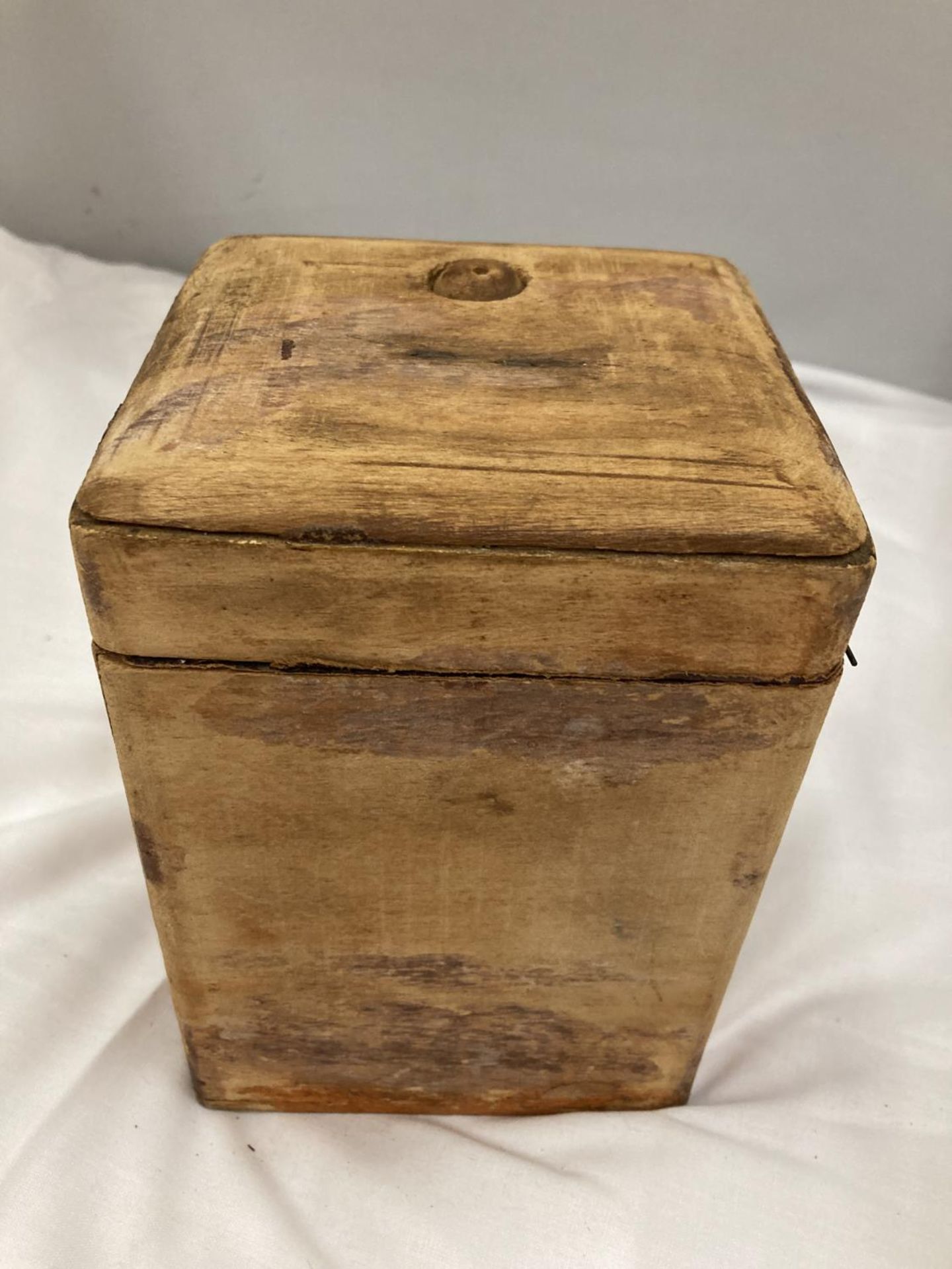 A CARRIAGE CLOCK IN A WOODEN CASE - Image 3 of 4