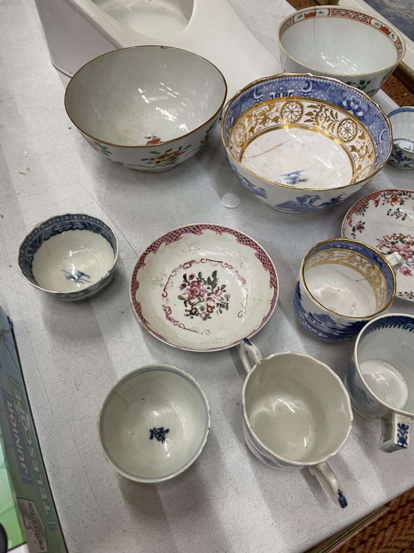 A QUANTITY OF ORIENTAL STYLE TEA BOWLS AND CUPS PLUS A SLIPPER BED PAN - Image 2 of 4