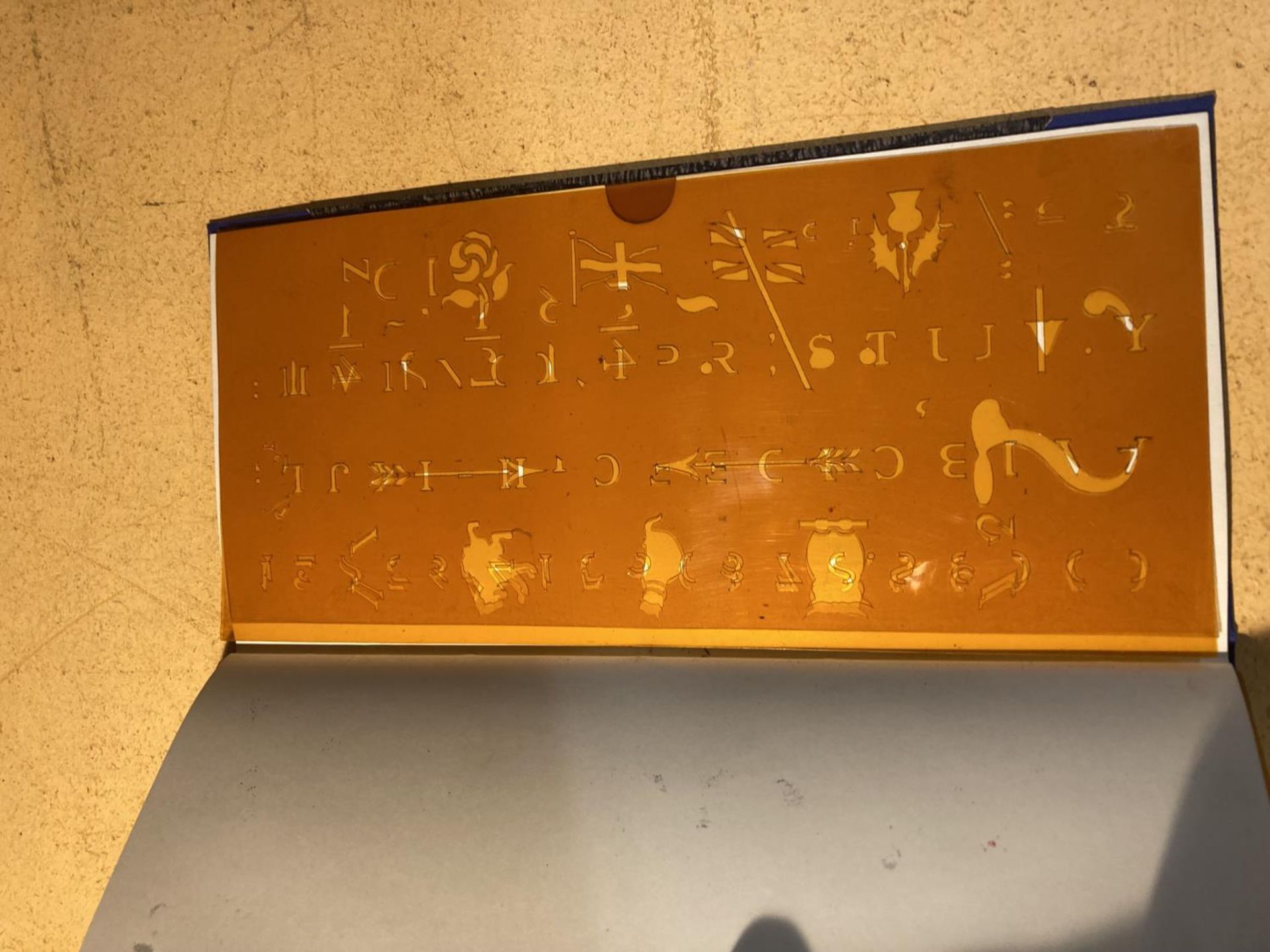 THE ECONASIGN BOX - METAL BOX WITH STENCILS - Image 10 of 10
