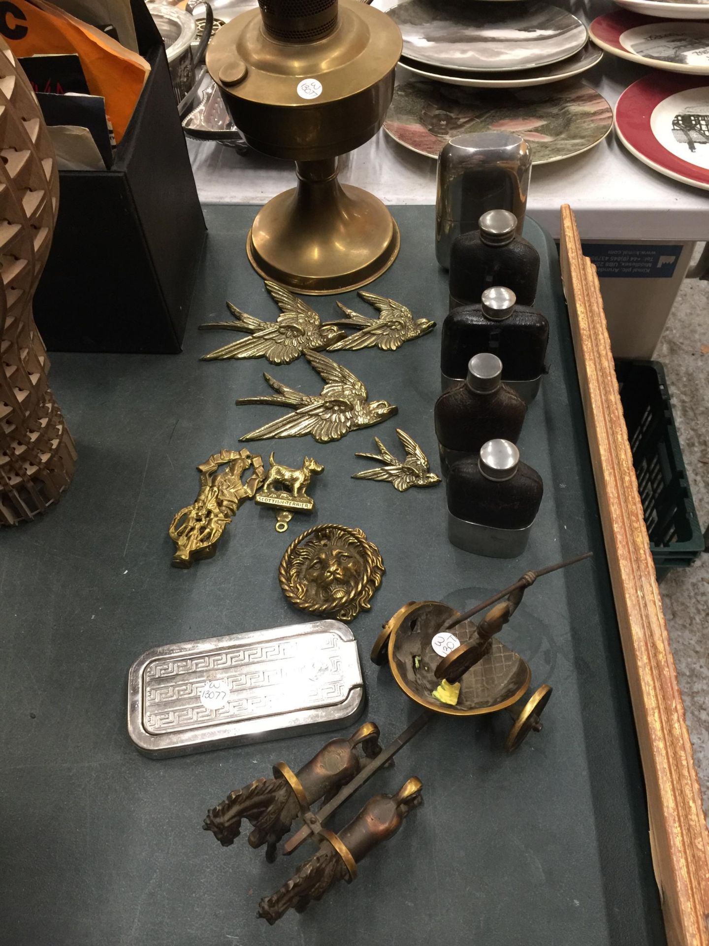 A QUANTITY OF BRASSWARE TO INCLUDE WALL MOUNTED BIRDS, OIL LAMP, CHARIOT AND HORSES, HIP FLASKS, ETC