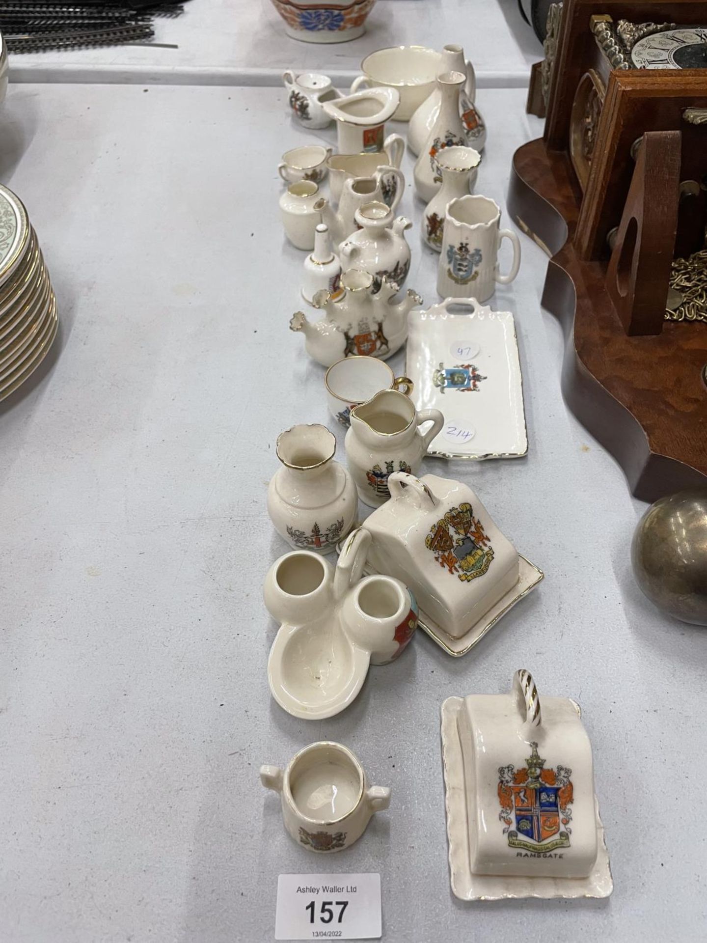 A QUANTITY OF SMALL CRESTED WARE TO INCLUDE VASES, JUGS, CHEESE DISHES, ETC