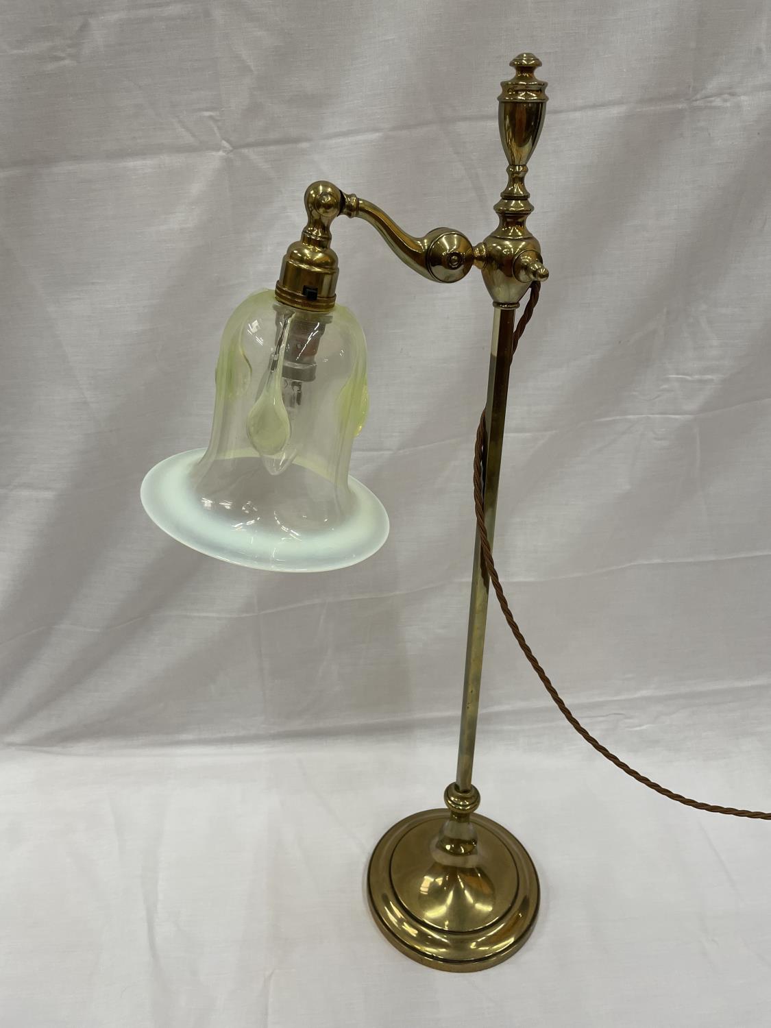 A HEAVY ANTIQUE ADJUSTABLE BRASS DESK LAMP WITH AN UNUSUAL GLASS SHADE - Image 2 of 6