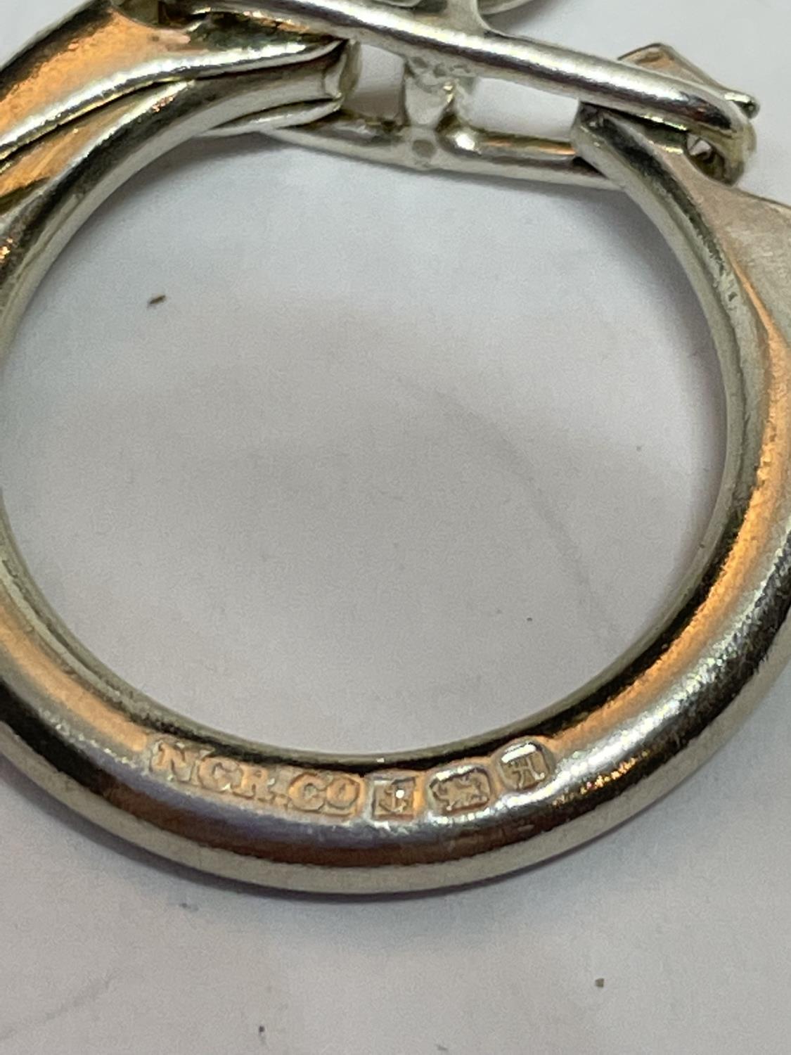 A HALLMARKED BIRMINGHAM SILVER 21 KEY RING WITH FOUR LEAF CLOVER DECORATION - Bild 2 aus 4