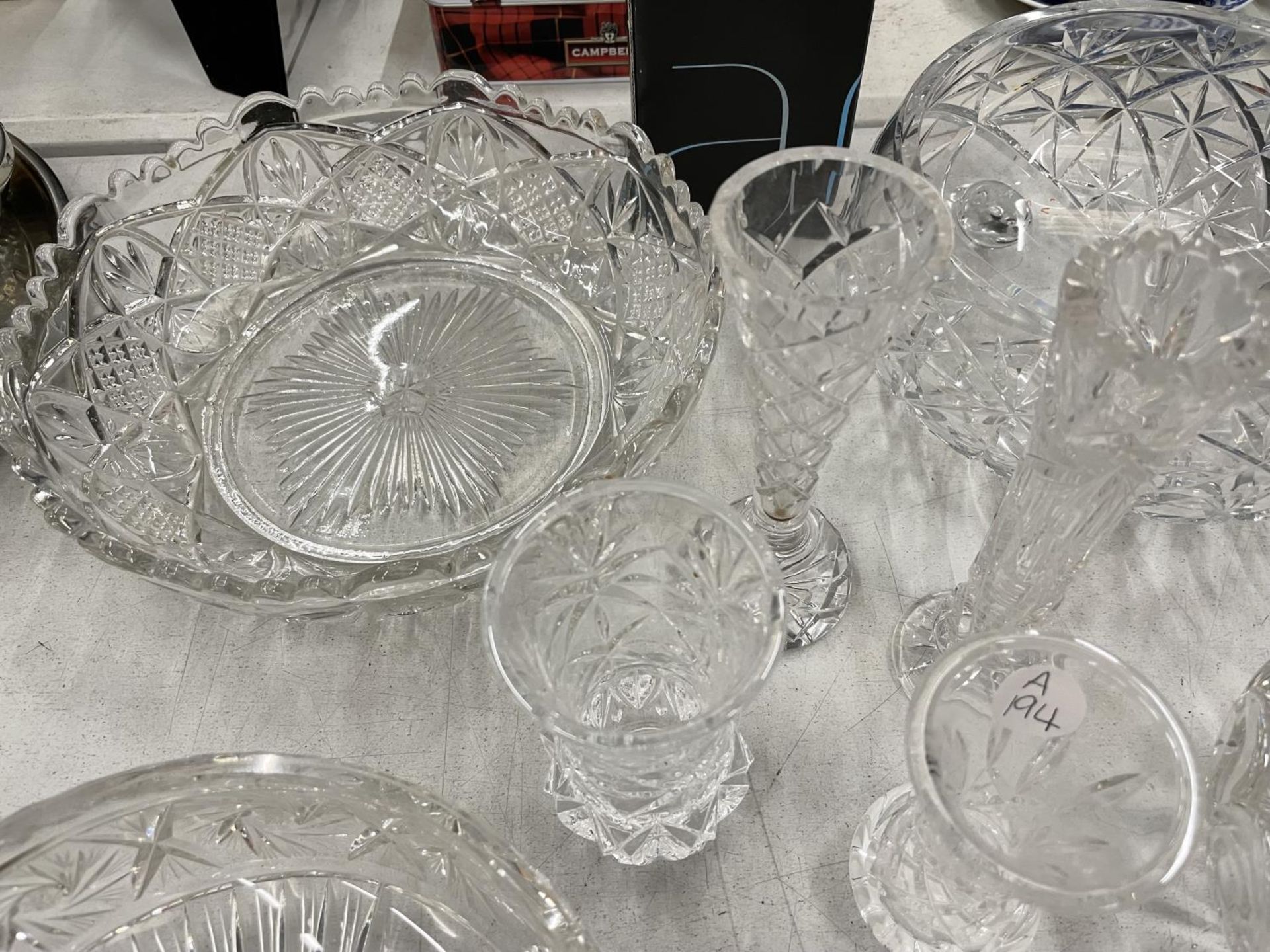 A QUANTITY OF CUT GLASS ITEMS TO INCLUDE SWAN DISHES, BOWLS, SCENT BOTTLE, VASES, ETC - Image 6 of 6