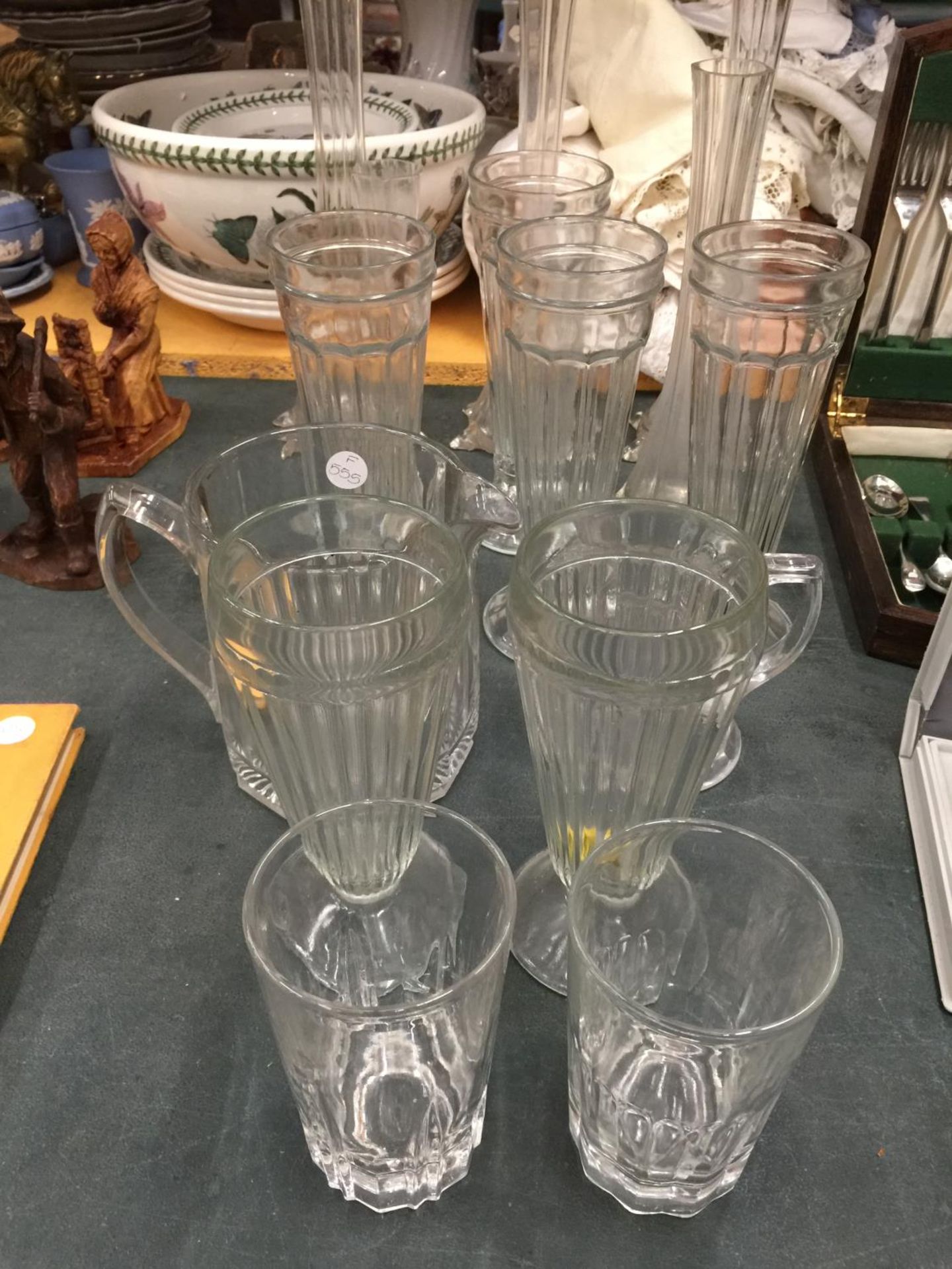 A QUANTITY OF VINTAGE GLASSES INCLUDING TALL DESSERT GLASSES, VASES, ETC - Image 4 of 6