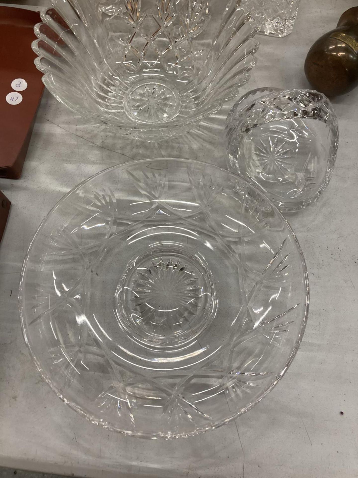 A QUANTITY OF CUT GLASS CRYSTAL GLASS TO INCLUDE VASES, BOWLS, DECANTERS, ETC - Image 3 of 4