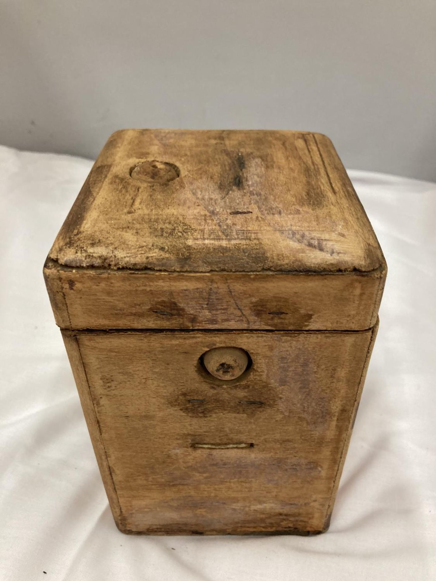 A CARRIAGE CLOCK IN A WOODEN CASE - Image 2 of 4