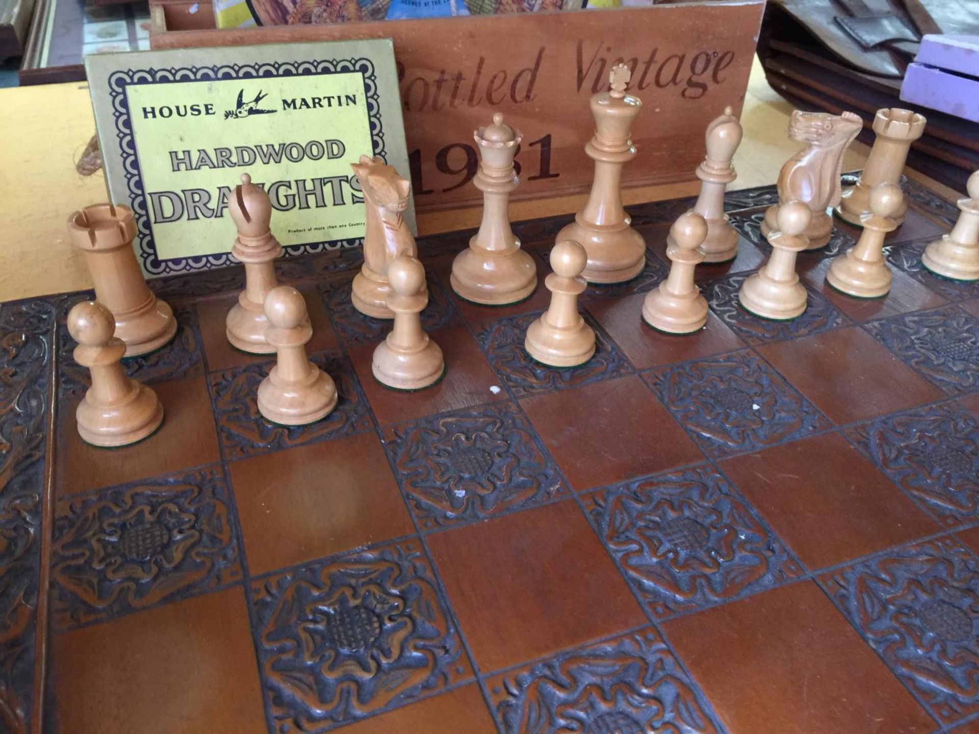 A WOODEN CARVED CHESSBOARD COMPLETE WITH THE PIECES PLUS DRAUGHTS AND A VINTAGE JIGSAW - Image 3 of 4