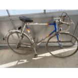 A VINTAGE RALEIGH GENTS BIKE WITH 10 SPEED GEAR SYSTEM