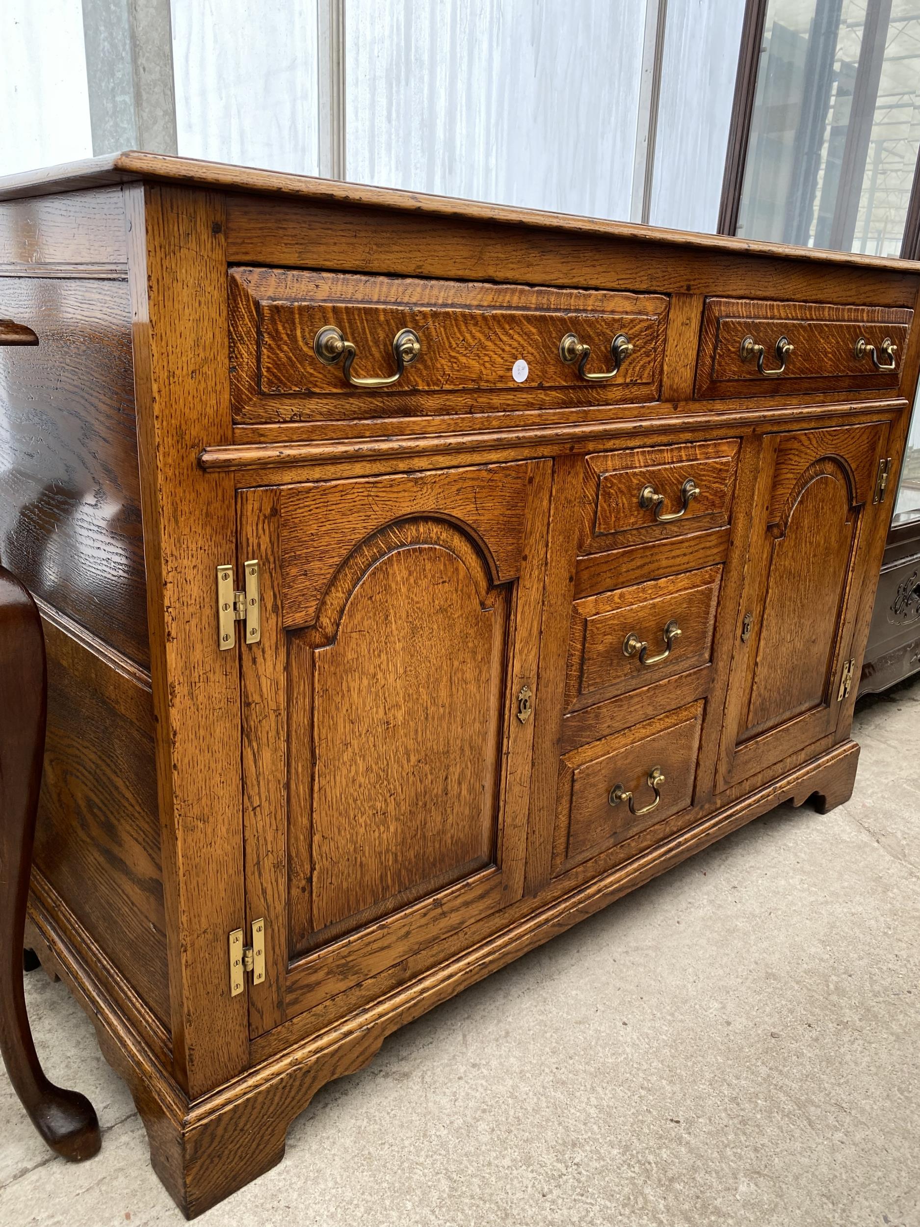 A GEORGE III STYLE LIGHT OAK DRESSER BASE ENCLOSING THREE SHORT AND TWO LONG DRAWERS AND TWO - Image 2 of 5