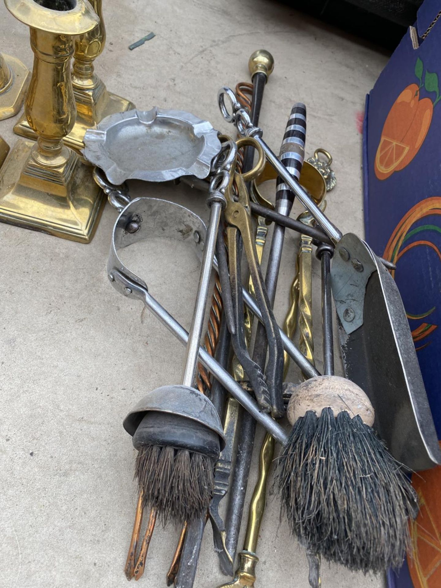 AN ASSORTMENT OF METAL WARE ITEMS TO INCLUDE A COPPER DISH, BRASS CANDLESTICKS AND FIRE SIDE - Image 3 of 4