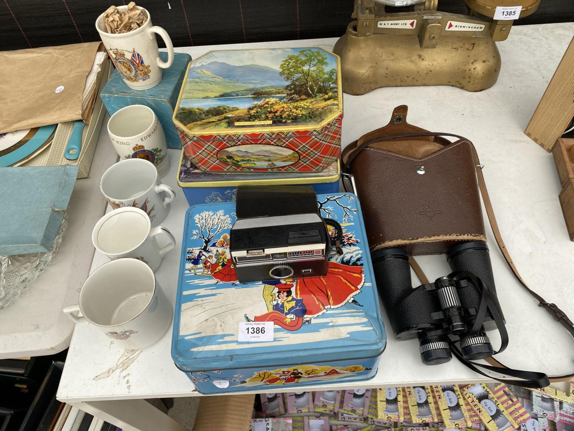 AN ASSORTMENT OF ITEMS TO INCLUDE A PAIR OF SWIFT BINOCULARS, AN INSTAMATIC CAMERA AND VARIOUS
