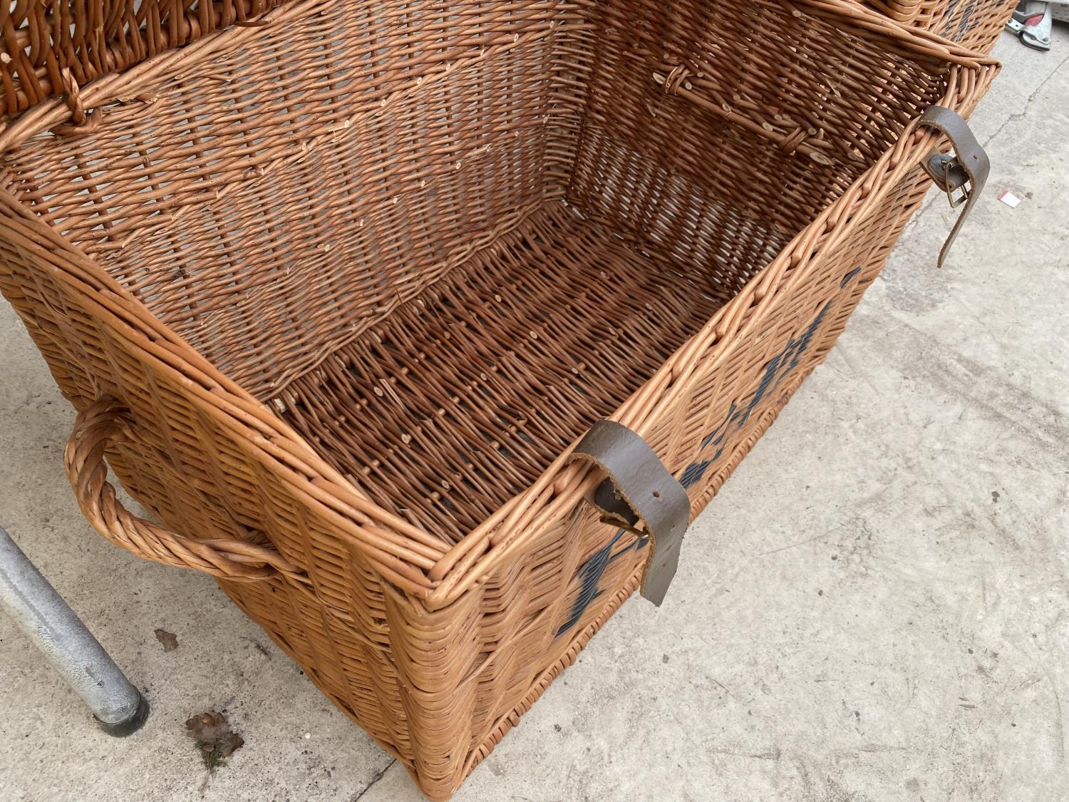 A VINTAGE FORTNUM AND MASON WICKER PICNIC HAMPER BASKET - Image 4 of 4