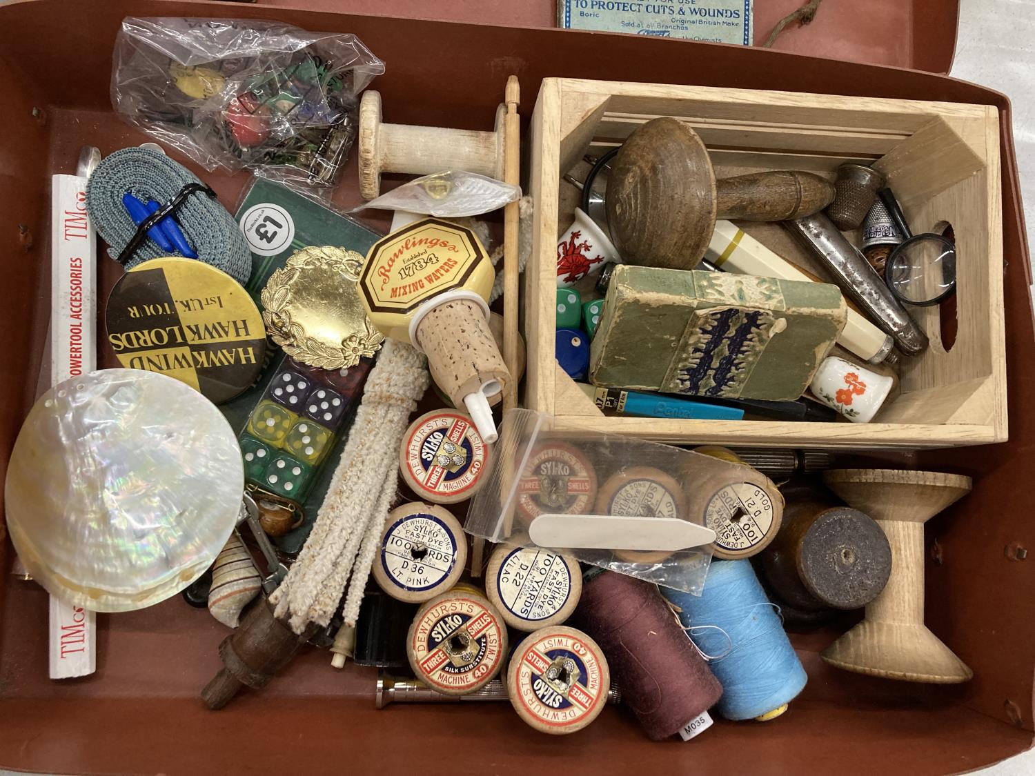A CASE CONTAINING A VARIETY OF COLLECTABLES TO INCLUDE A MAGNIFYING GLASS, COTTON REELS, LETTER - Bild 2 aus 3