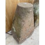 A LARGE VINTAGE STADDLE STONE PEDESTAL BASE (H:80CM)