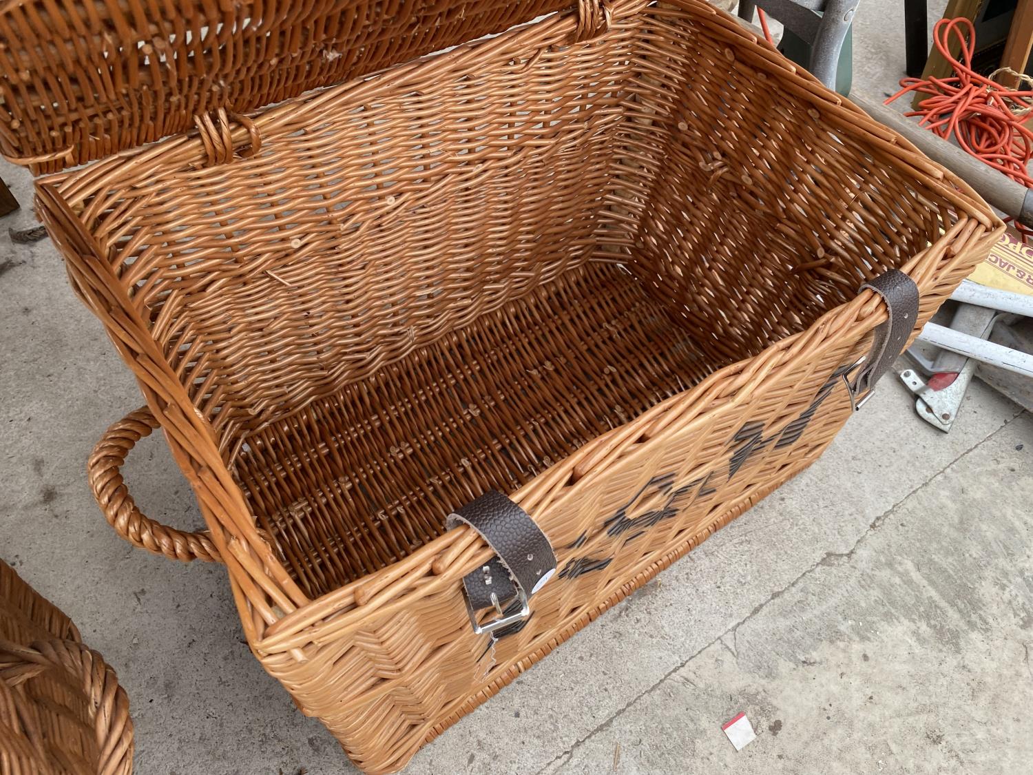 A VINTAGE FORTNUM AND MASON WICKER PICNIC HAMPER BASKET - Image 2 of 4