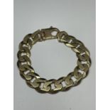 A HEAVY 9 CARAT GOLD MARKED 375 CURB LINK BRACELET LENGTH 22.5 CM GROSS WEIGHT 61.1 GRAMS