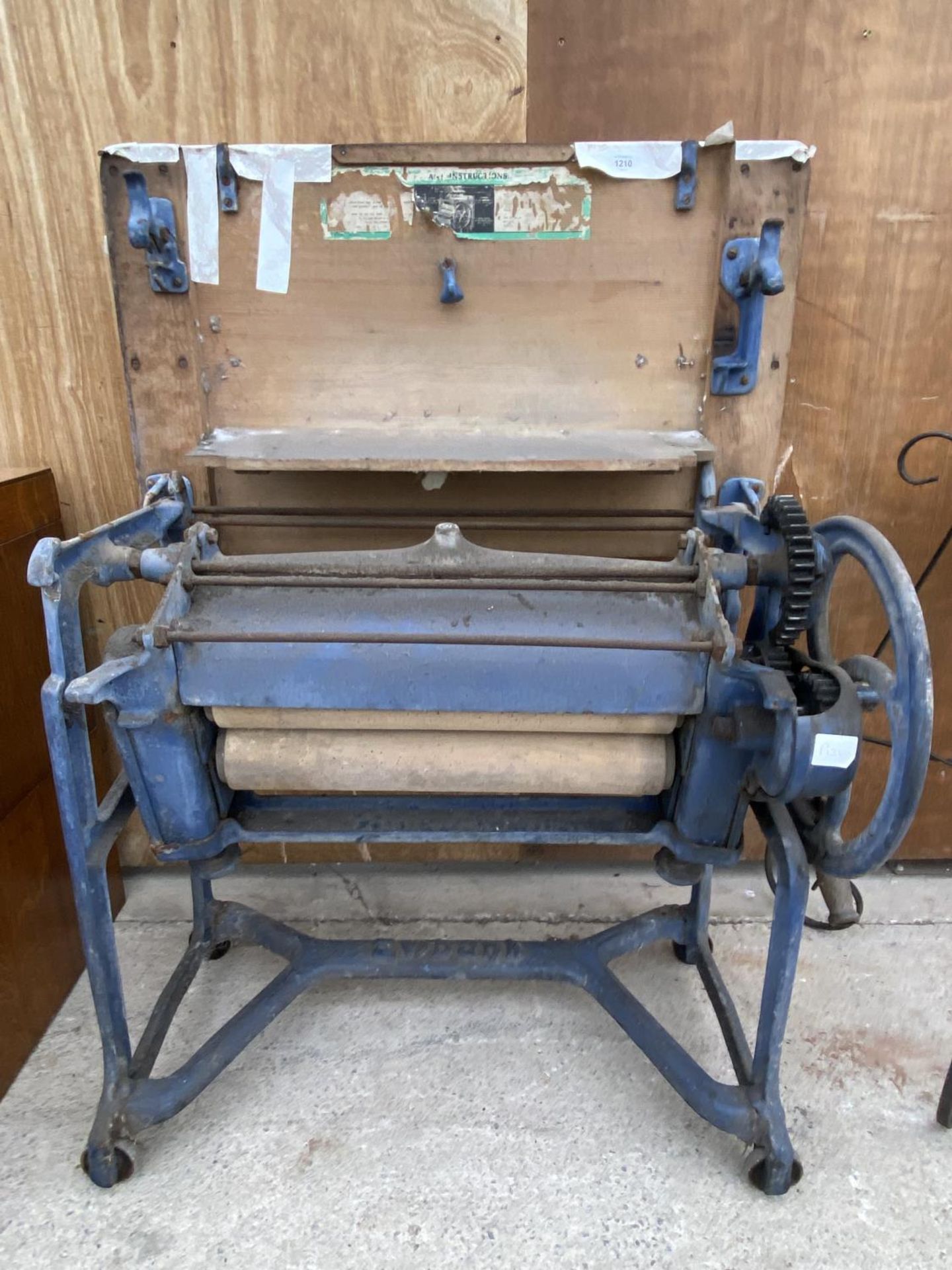 A VINTAGE CAST IRON EWBANK MANGLE IN WORKING CONDITION