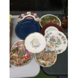 A COLLECTION OF CABINET PLATES INCLUDING ROYAL ALBERT CHRISTMAS X 3, AYNSLEY 'PARAGON',