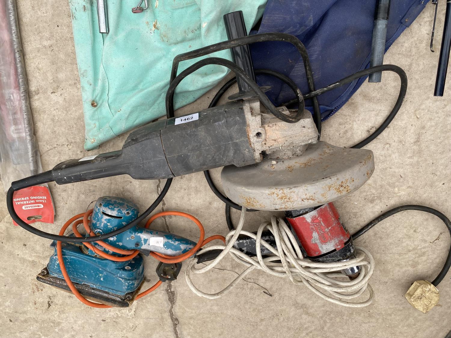 AN ASSORTMENT OF ITEMS TO INCLUDE A BLACK AND DECKER GRINDER AND AN ELECTRIC SANDER ETC
