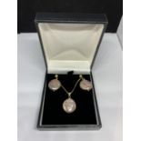 A SILVER GILT EARRING AND NECKLACE SET IN A PRESENTATION BOX