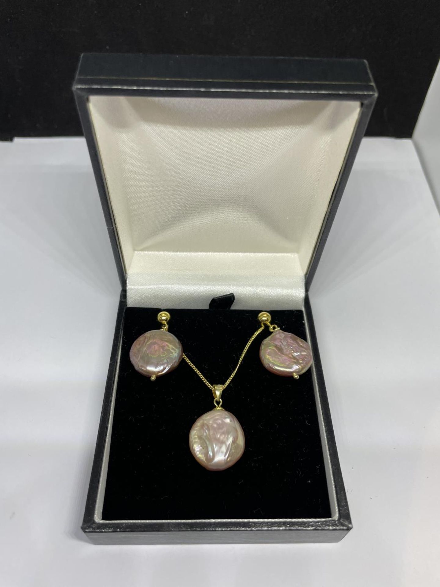 A SILVER GILT EARRING AND NECKLACE SET IN A PRESENTATION BOX