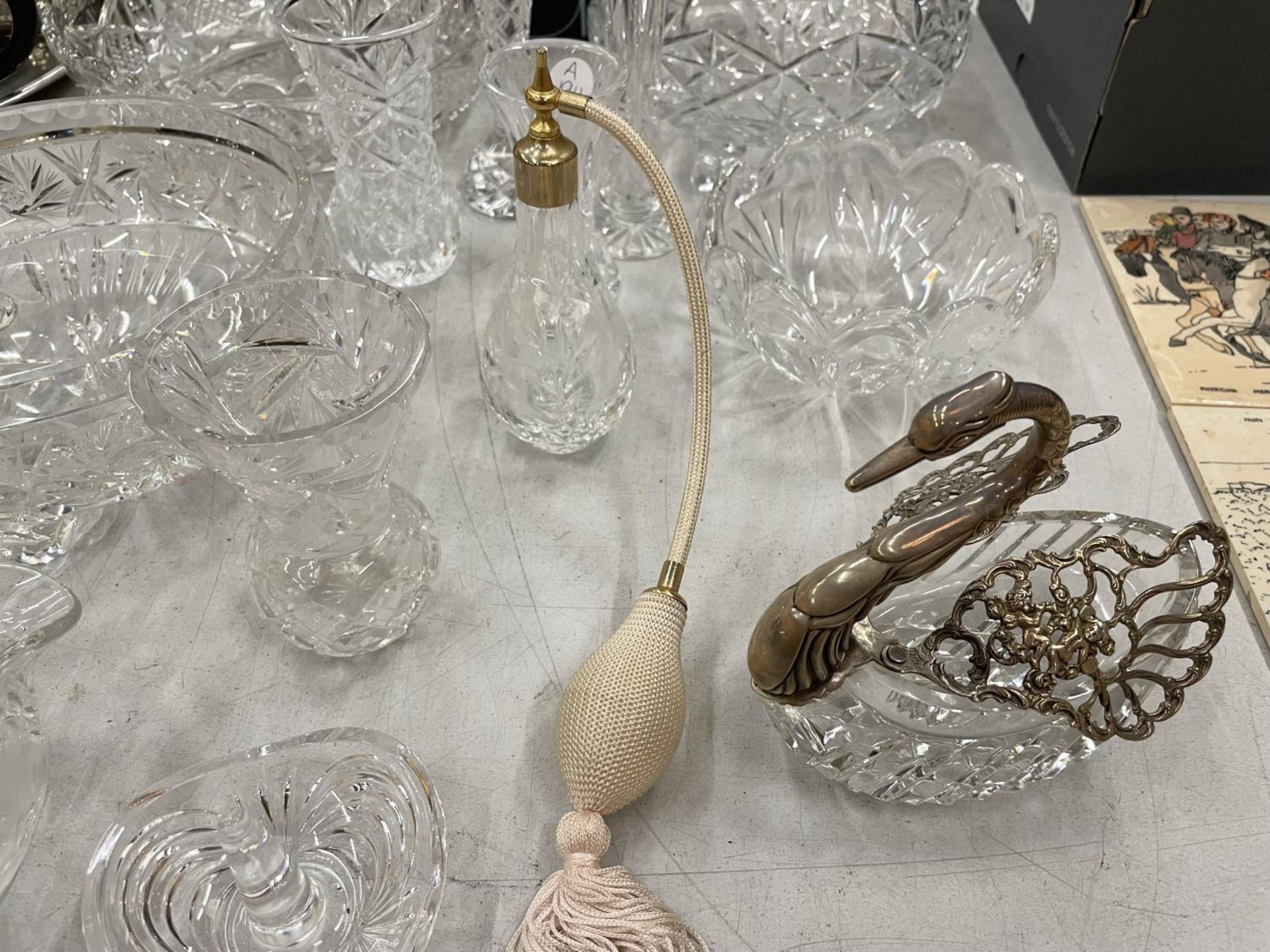 A QUANTITY OF CUT GLASS ITEMS TO INCLUDE SWAN DISHES, BOWLS, SCENT BOTTLE, VASES, ETC - Image 2 of 6