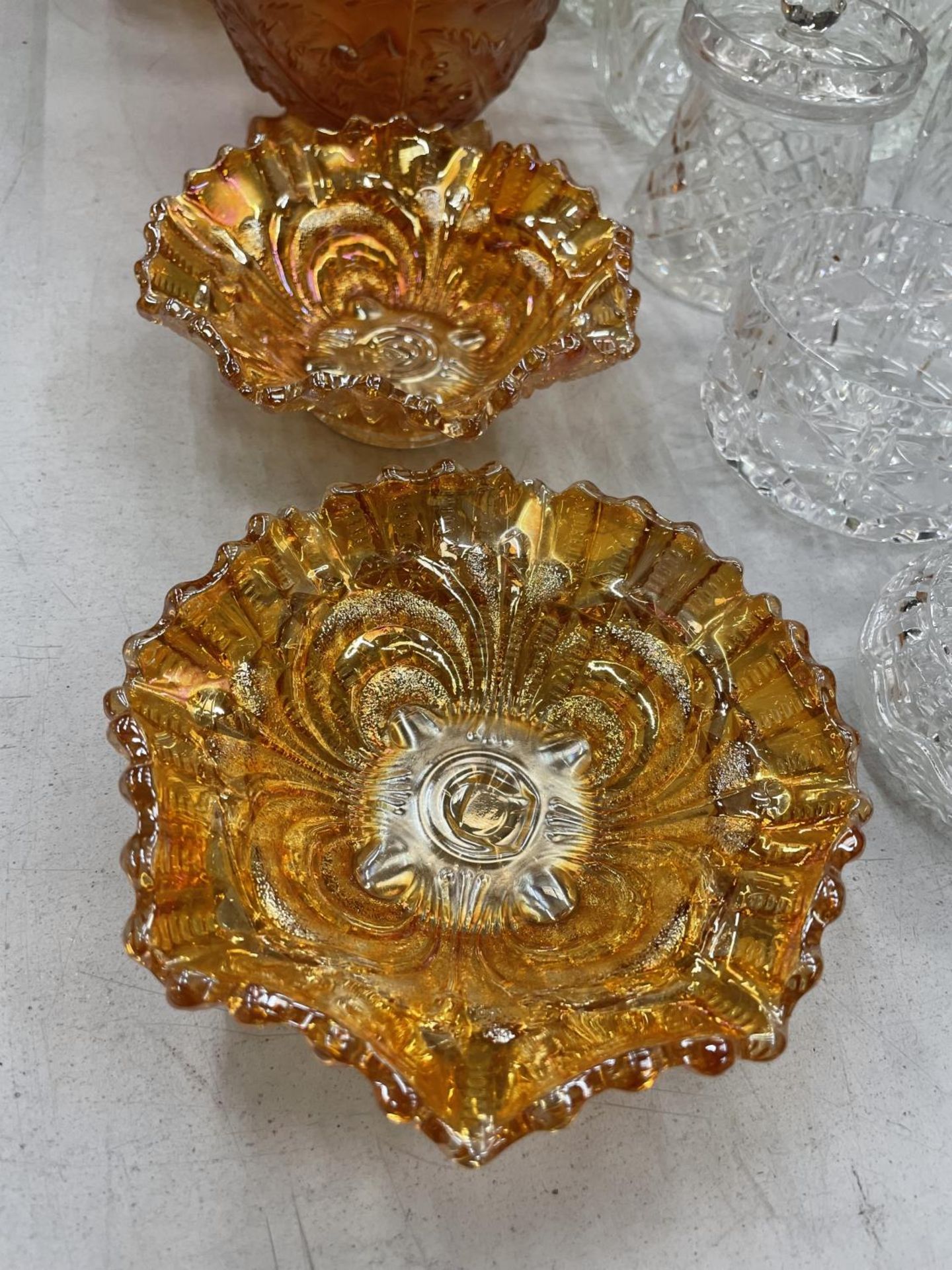 A QUANTITY OF GLASSWARE TO INCLUDE TRINKET DISHES, VASES, ETC, PLUS FOUR PIECES OF AMBER CARNIVAL - Image 2 of 5