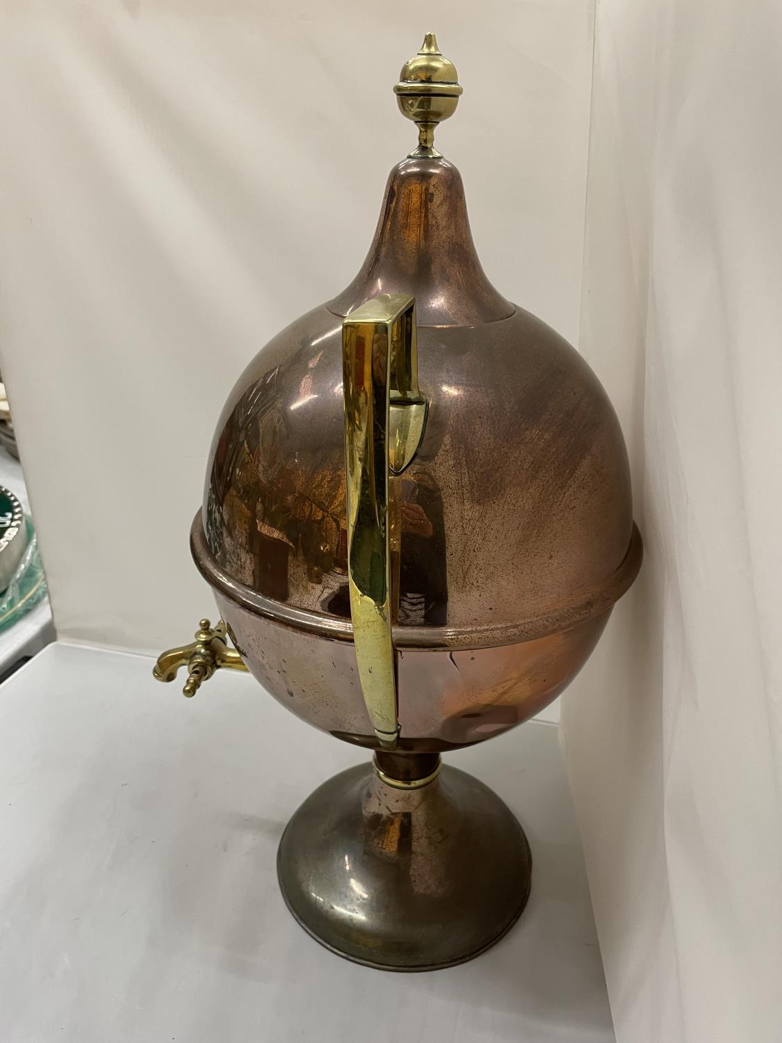 A LARGE BRASS AND COPPER URN WITH TAP HEIGHT 57CM - Image 2 of 3