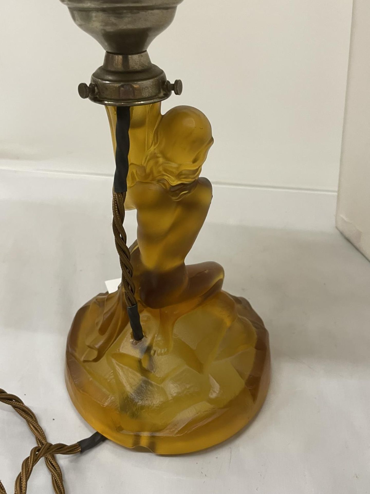 AN ART DECO STYLE AMBER COLOURED GLASS LAMP WITH THE BASE IN THE FORM OF A LADY AND A GEOMETRIC - Image 4 of 4