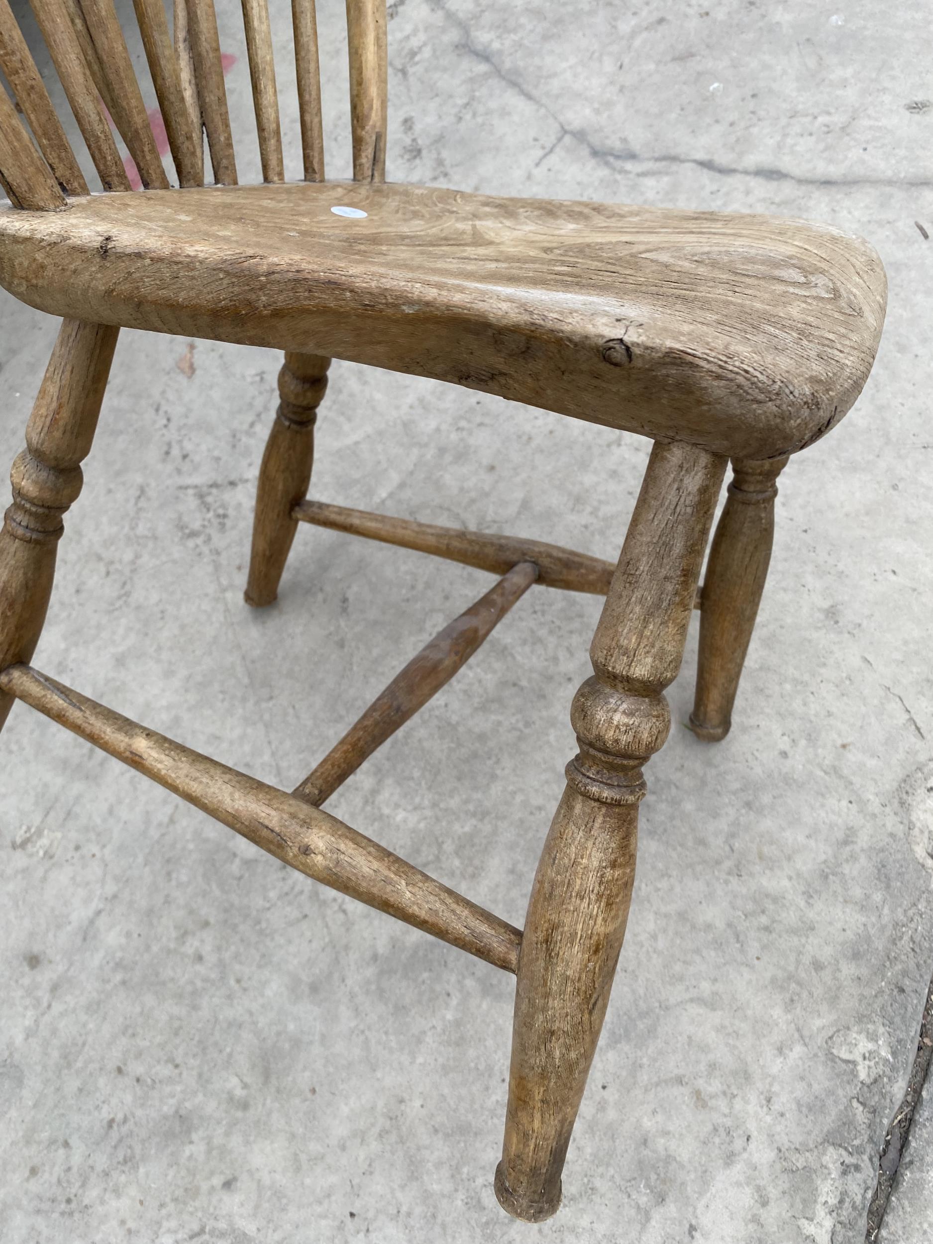 A CHILDS ELM AND BEECH WINDSOR STYLE CHAIR - Image 3 of 4
