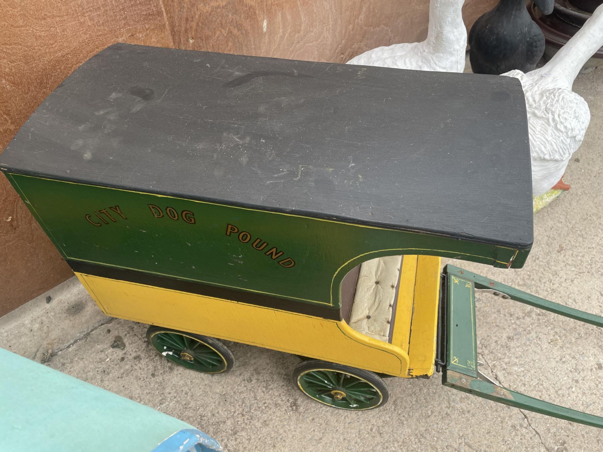 A VINTAGE MODEL TRAILER AND A MODEL ROMANY CARAVAN FROM THE BOSWELL MUSEUM THAT MARGRET BOSWELL USED - Image 4 of 9