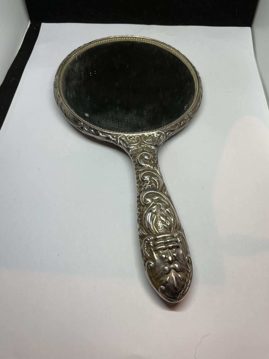 A HALLMARKED BIRMINGHAM SILVER HAND HELD MIRROR - Bild 2 aus 3