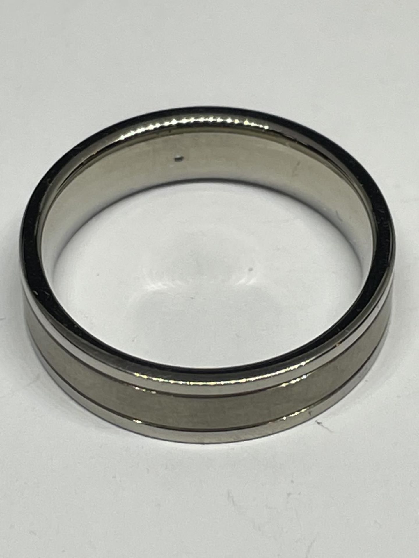 A TITANIUM GENTS RING IN A PRESENTATION BOX - Image 2 of 4