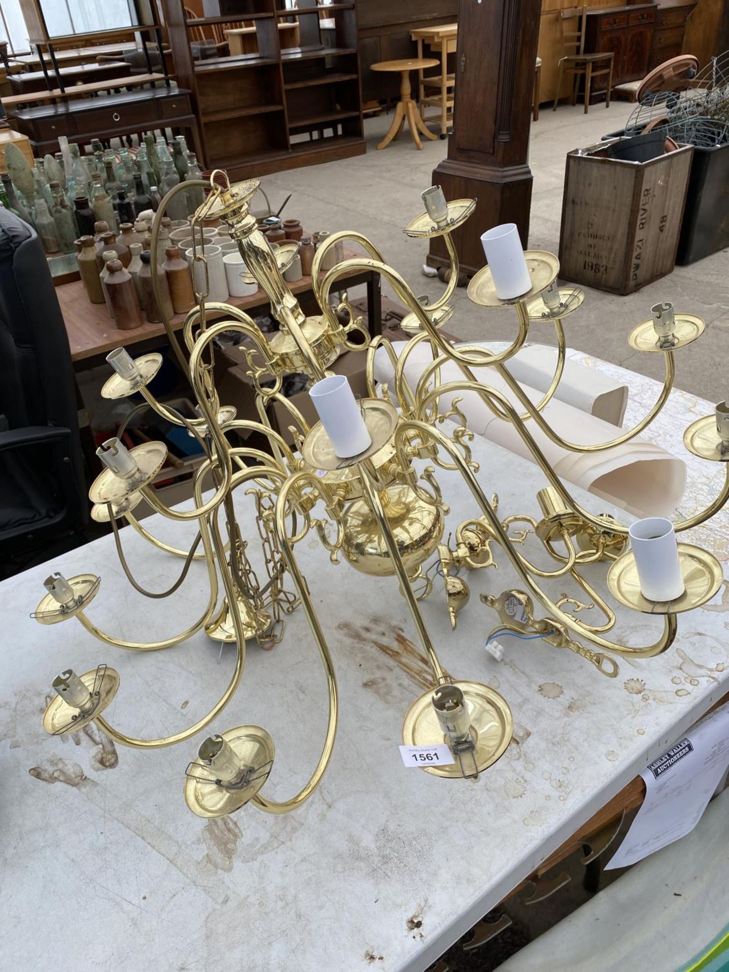 A LARGE GILT CHANDELIER STYLE LIGHT FITTING